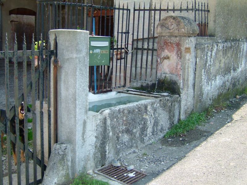 fontaine rue centrale.jpg