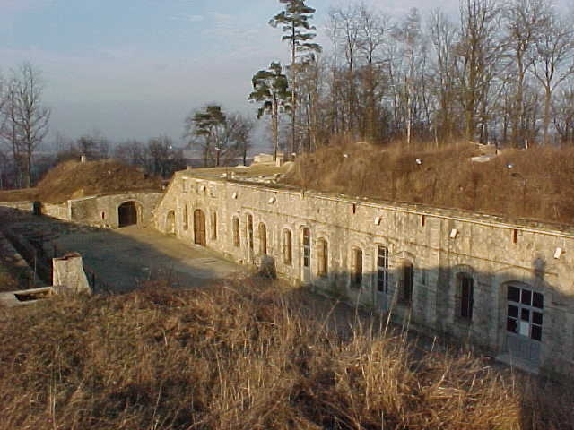 patrimoine-monuments-fort-bruyeres-cour-1.jpg