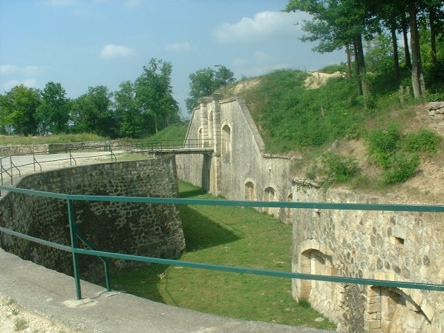 tourisme-bruyeres-fort-douves.jpg