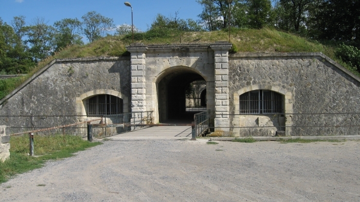 tourisme-bruyeres-fort-entree.jpg