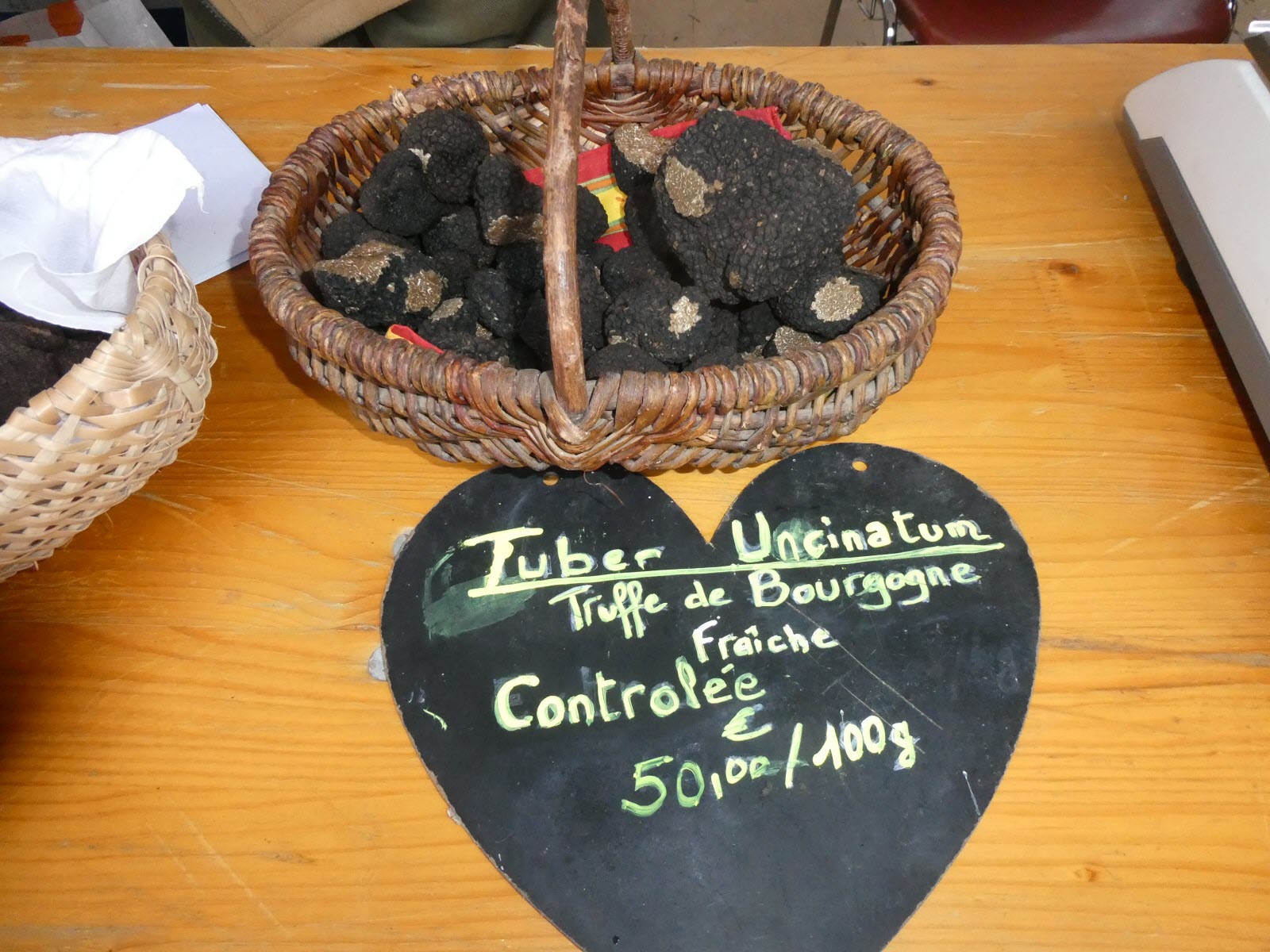 Truffes_Bourgogne_marché-Photo- JSL-Lydie-KOUNOWSKI.jpg