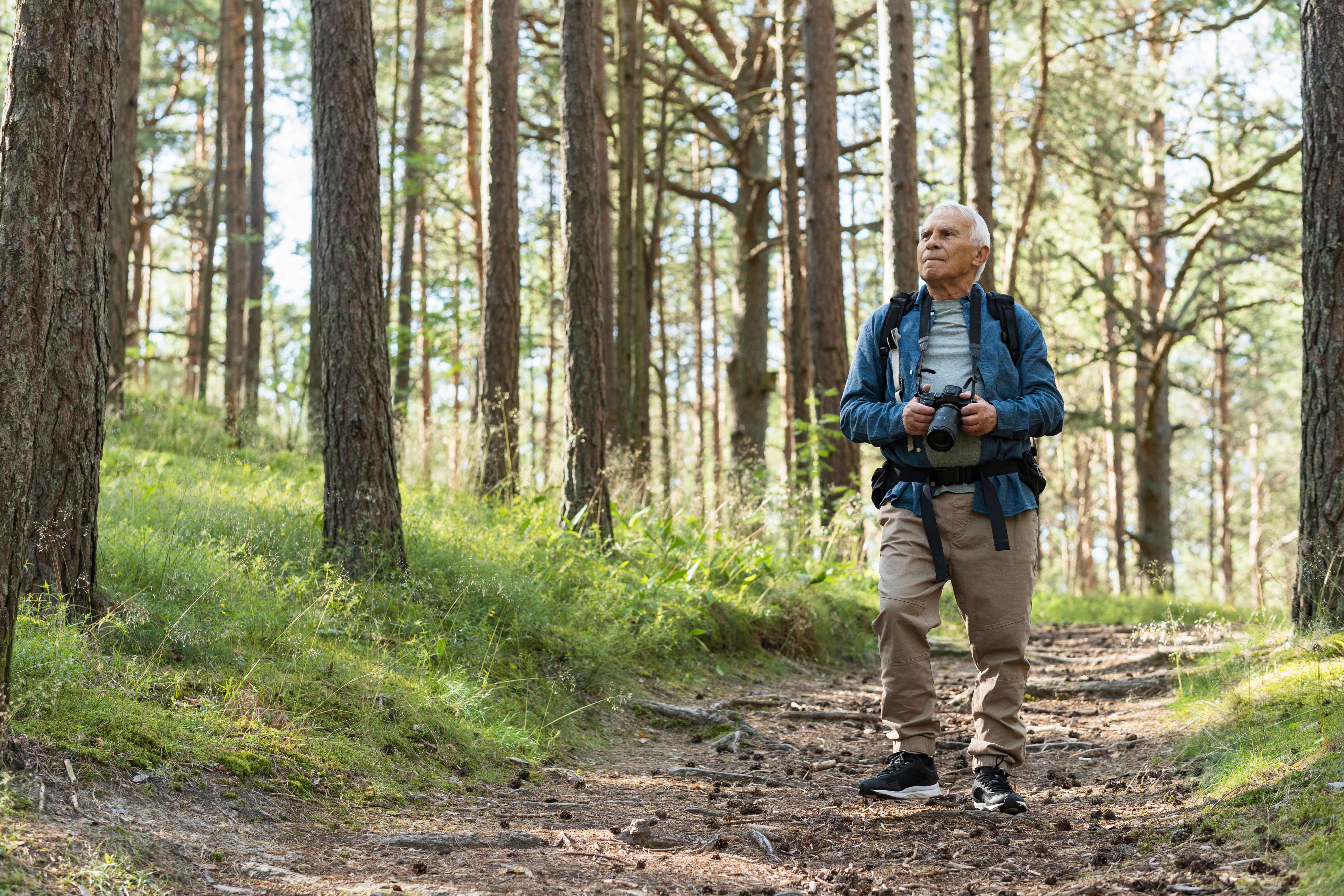 vue-de-face-d-un-homme-plus-age-explorer-la-nature-a-l-exterieur-avec-sac-a-dos.jpg