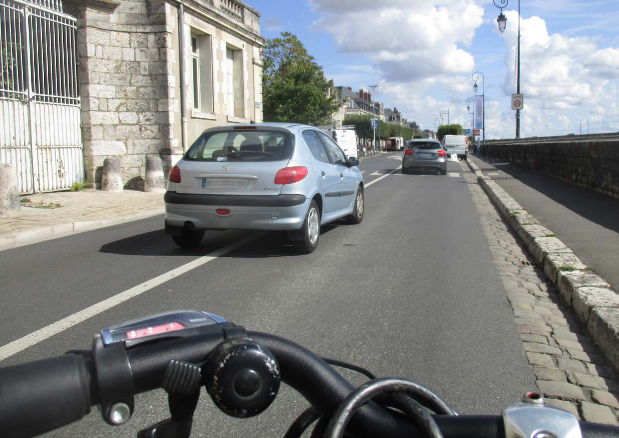chevaucher-une-ligne-blanche-pour-dépasser-un-vélo-1.jpg