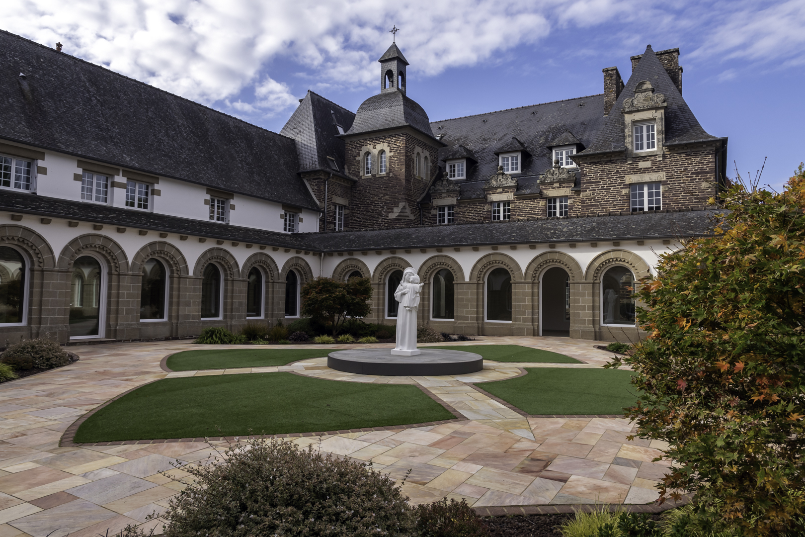 3 Abbaye Le cloître_JML.jpg