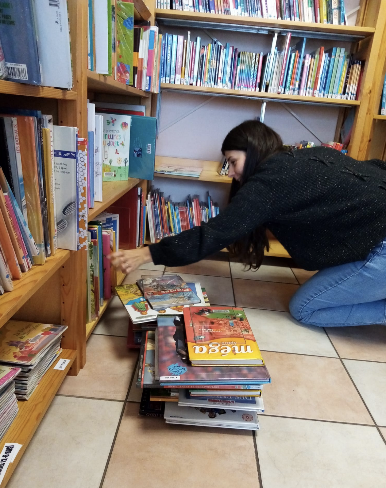 Oiseau lire Bénévoles_rangement livres.png