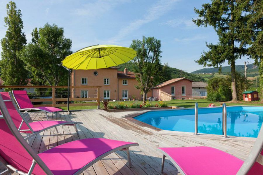 gite la cornaline vue-ensemble piscine.jpg