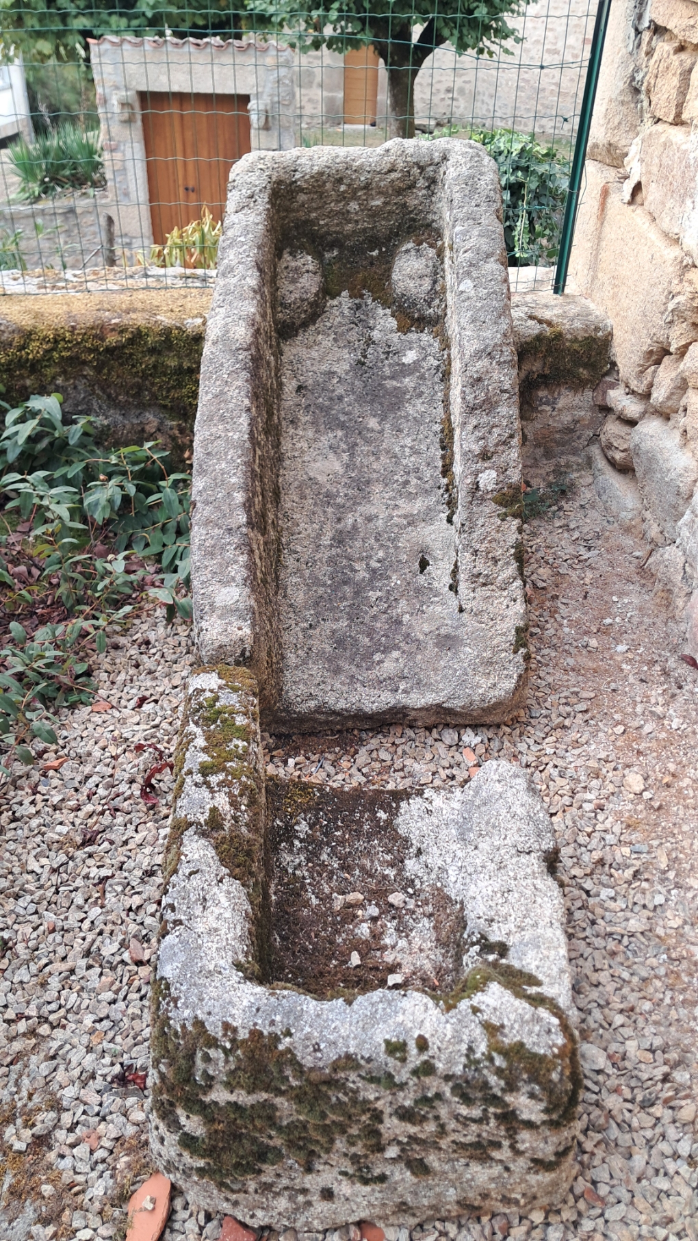 sarcophage bipartite terrasse du musée.jpg