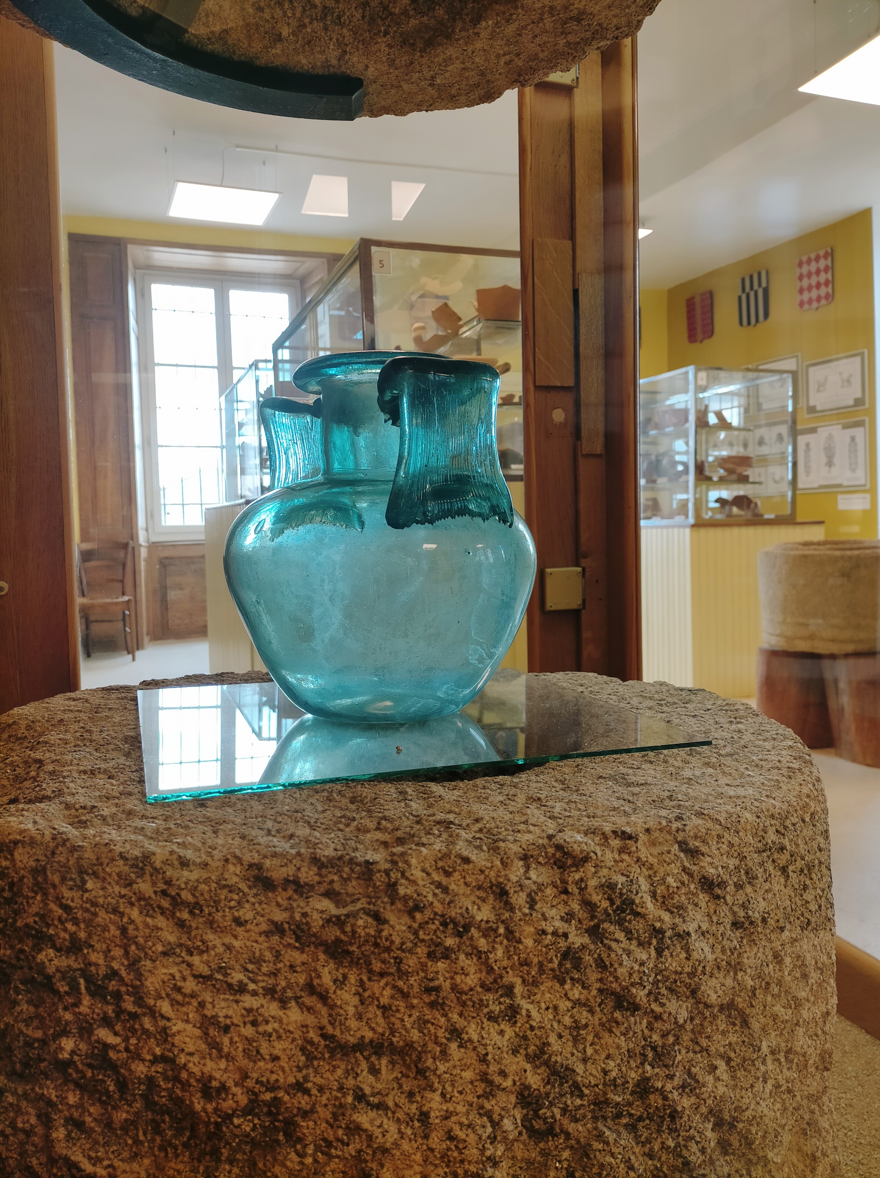 urne salle archéologie.jpg