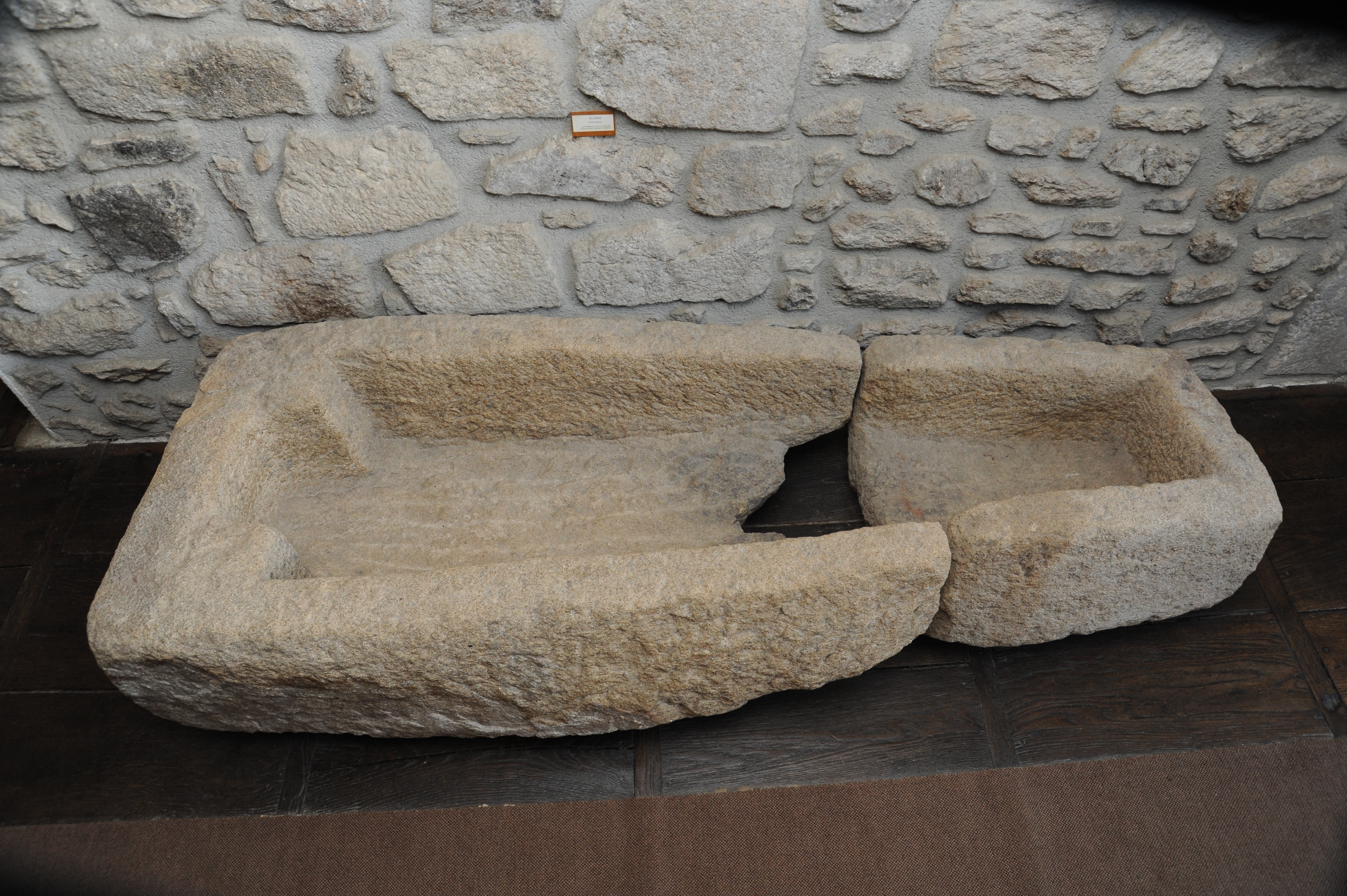 Le sarcophage de l_église Saint-Pierre.JPG
