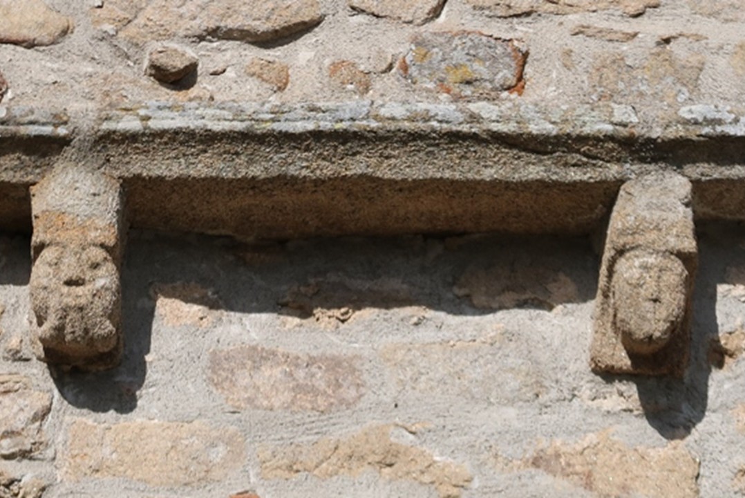 Modillons Chapelle Notre-Dame de toute Bonté 2.jpg