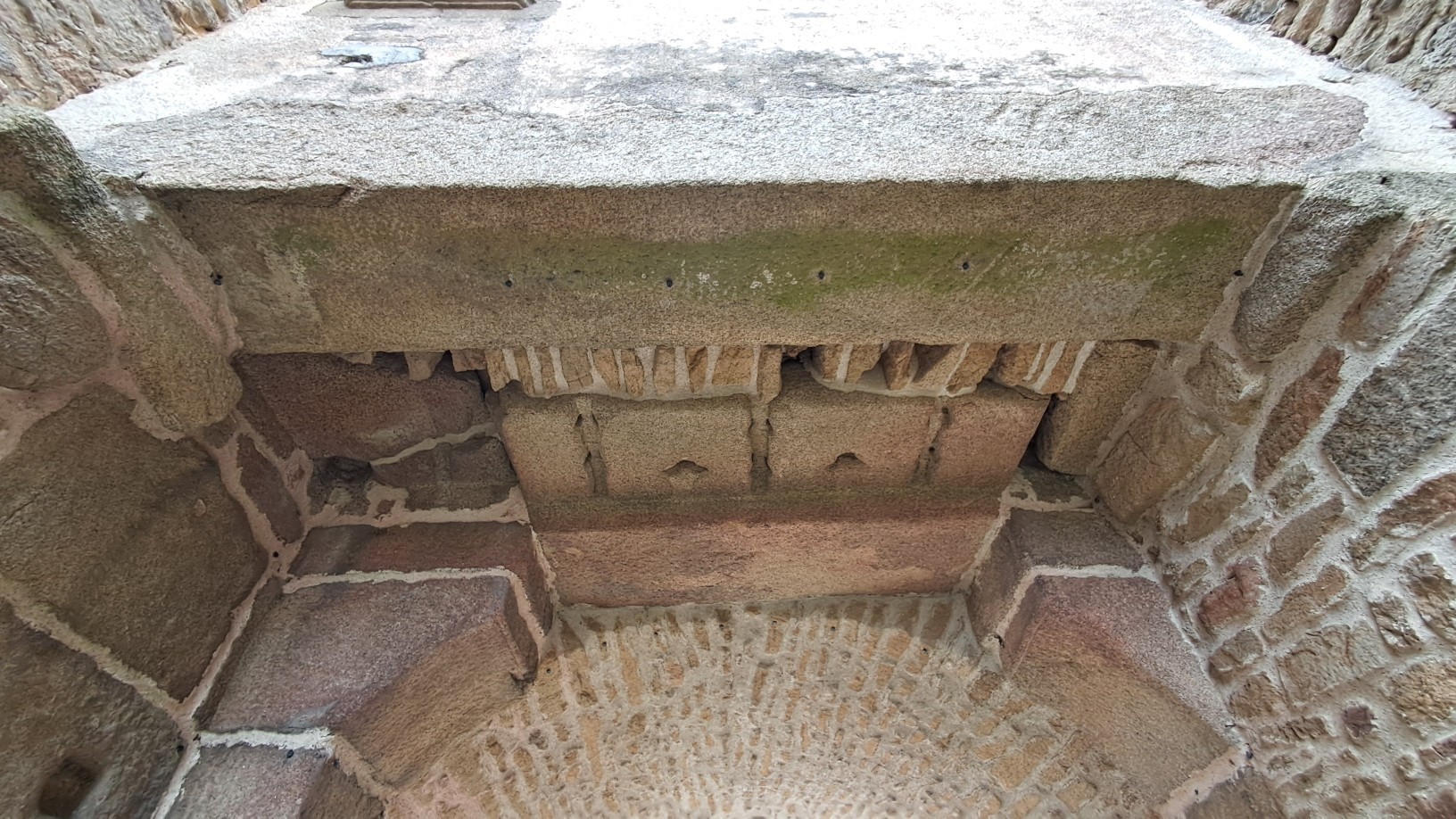 Porte Peyrine linteau ouest.jpg