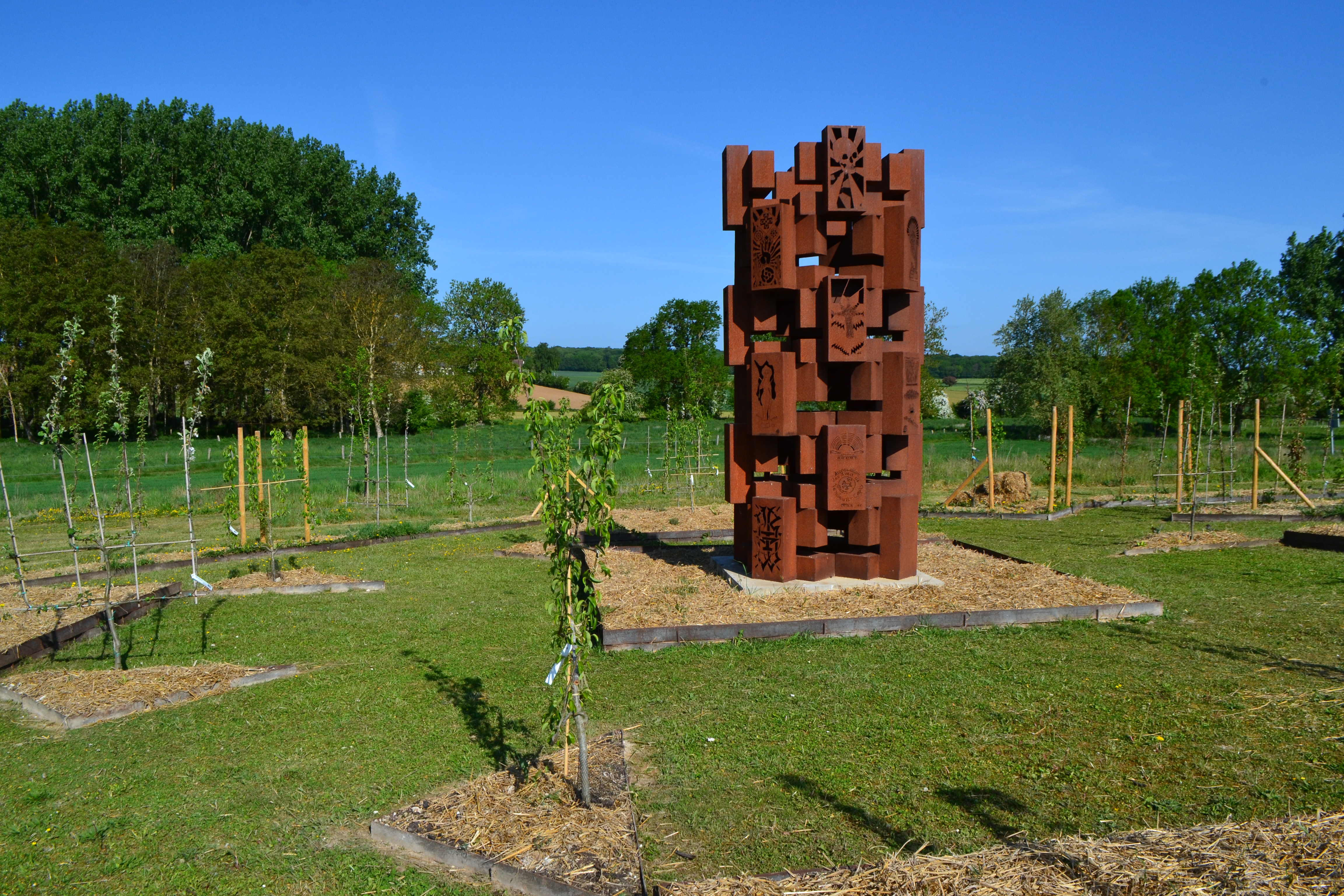 La sculpture en 2022 entourée du jardin médiéval du musée.JPG