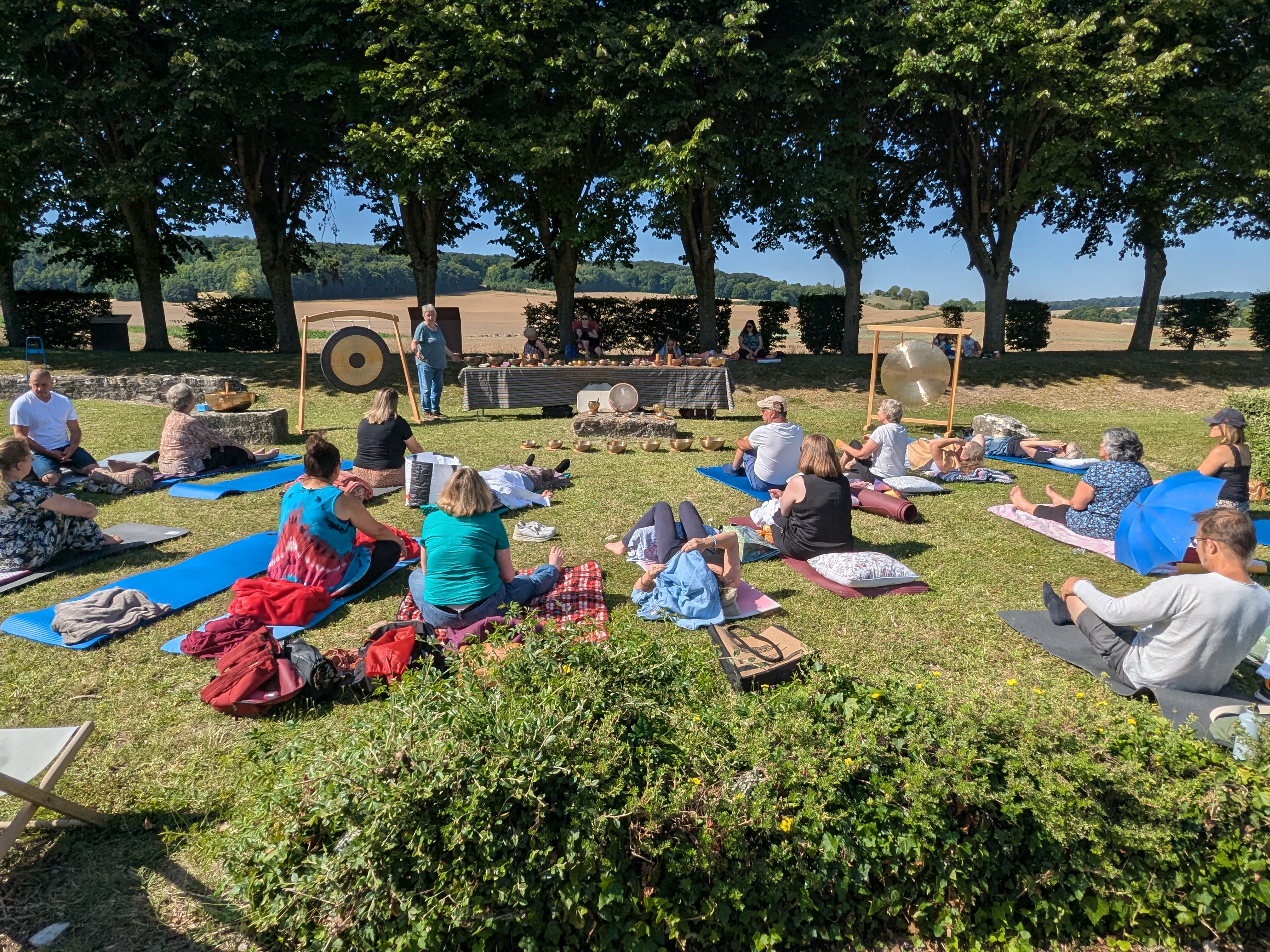 Séance de bols tibétains au théâtre antique.jpg