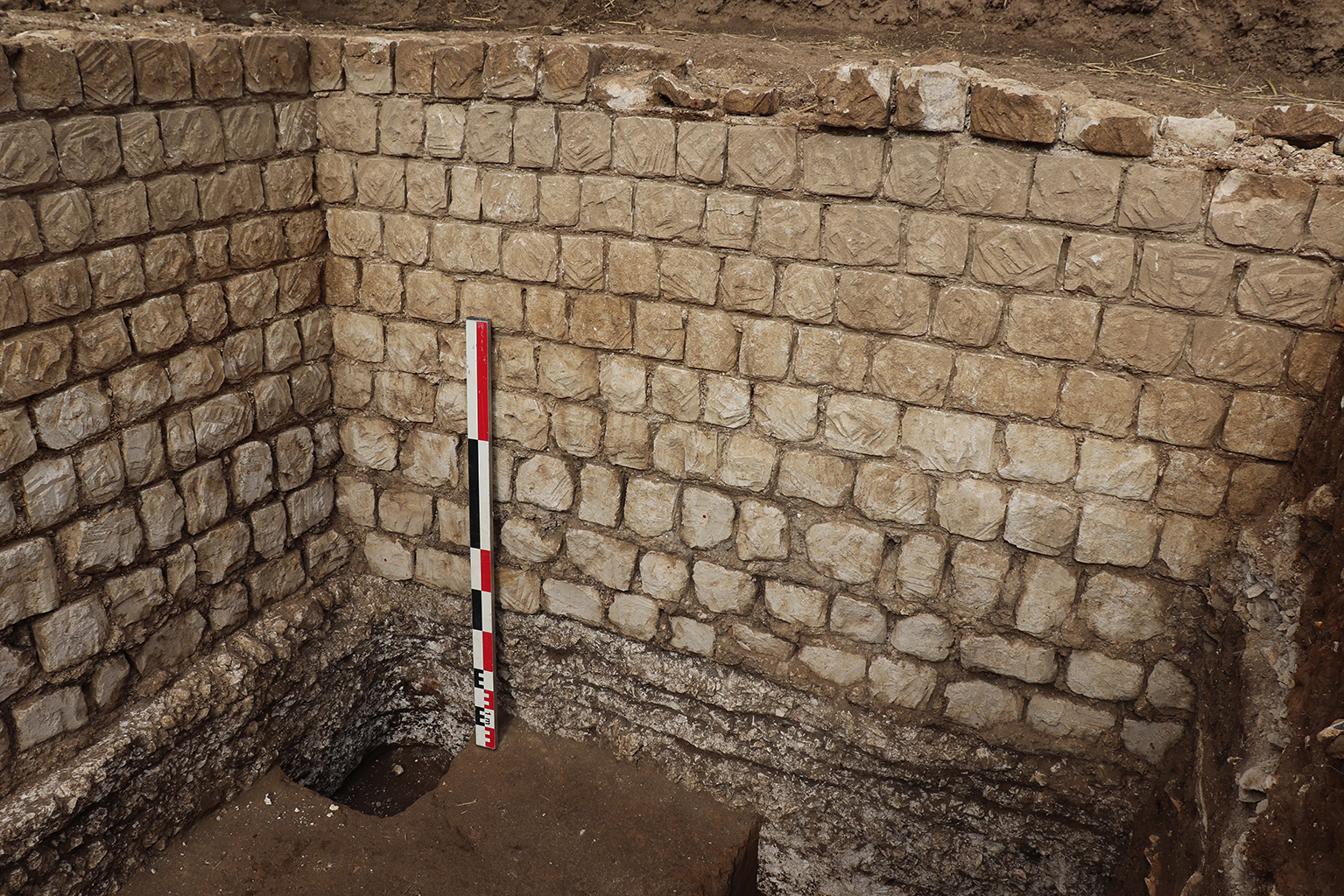 13-Mur du sanctuaire.JPG