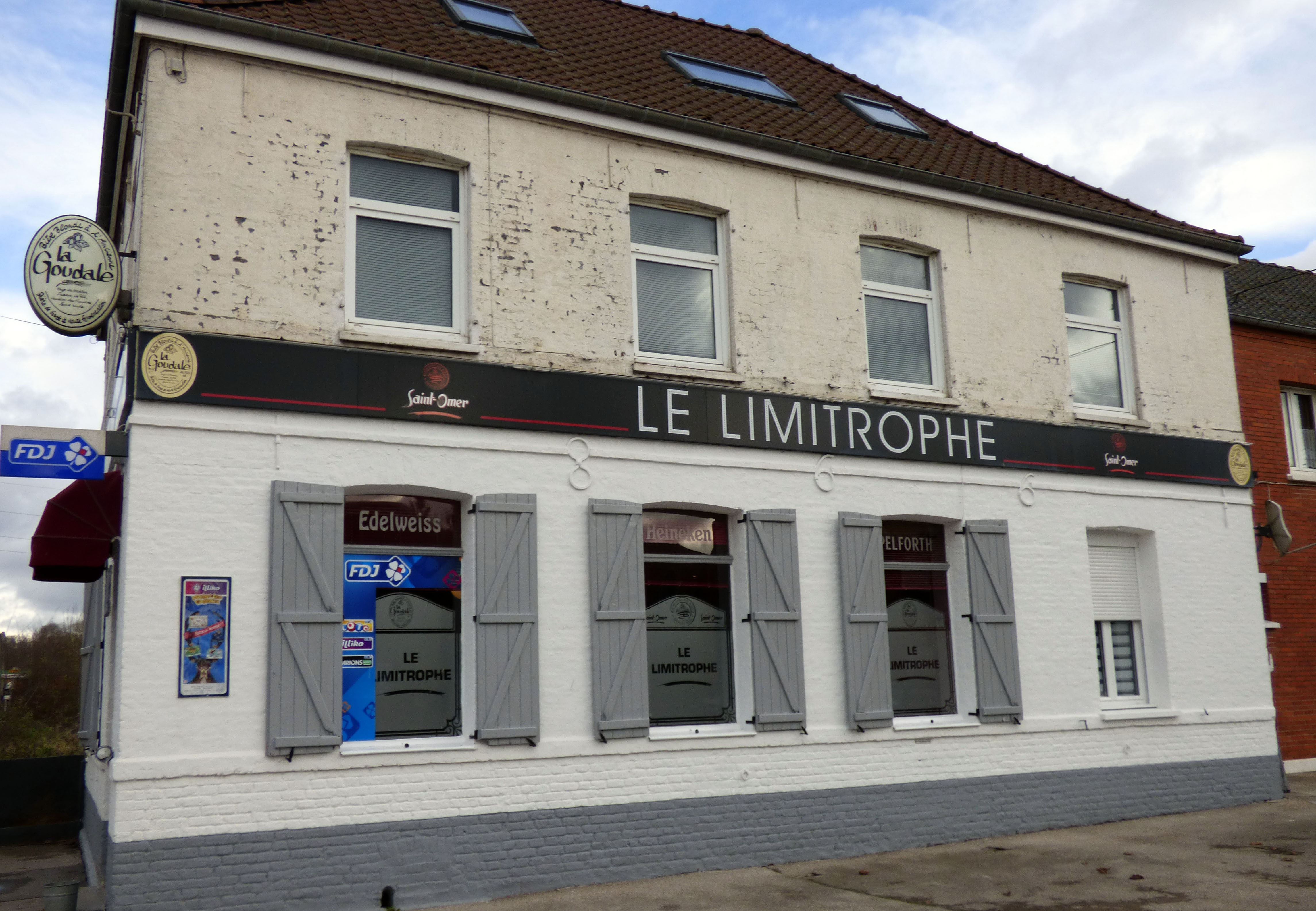 café le limitrophe rue de cassel.jpg