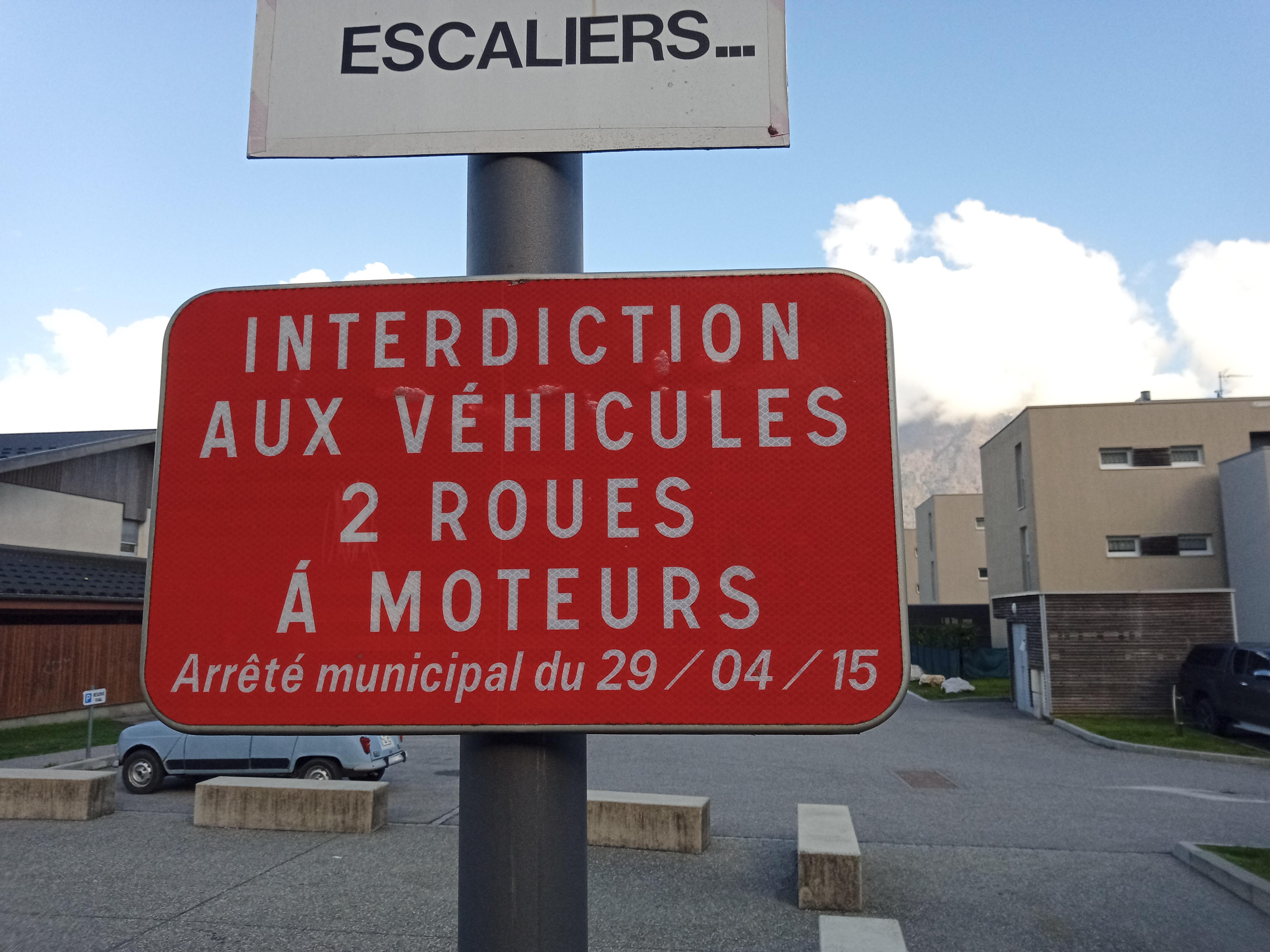 Arrêté interdiction 2 roues à moteur Place du Village.jpg