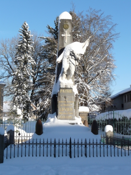 Monument aux morts ss la neige.jpg