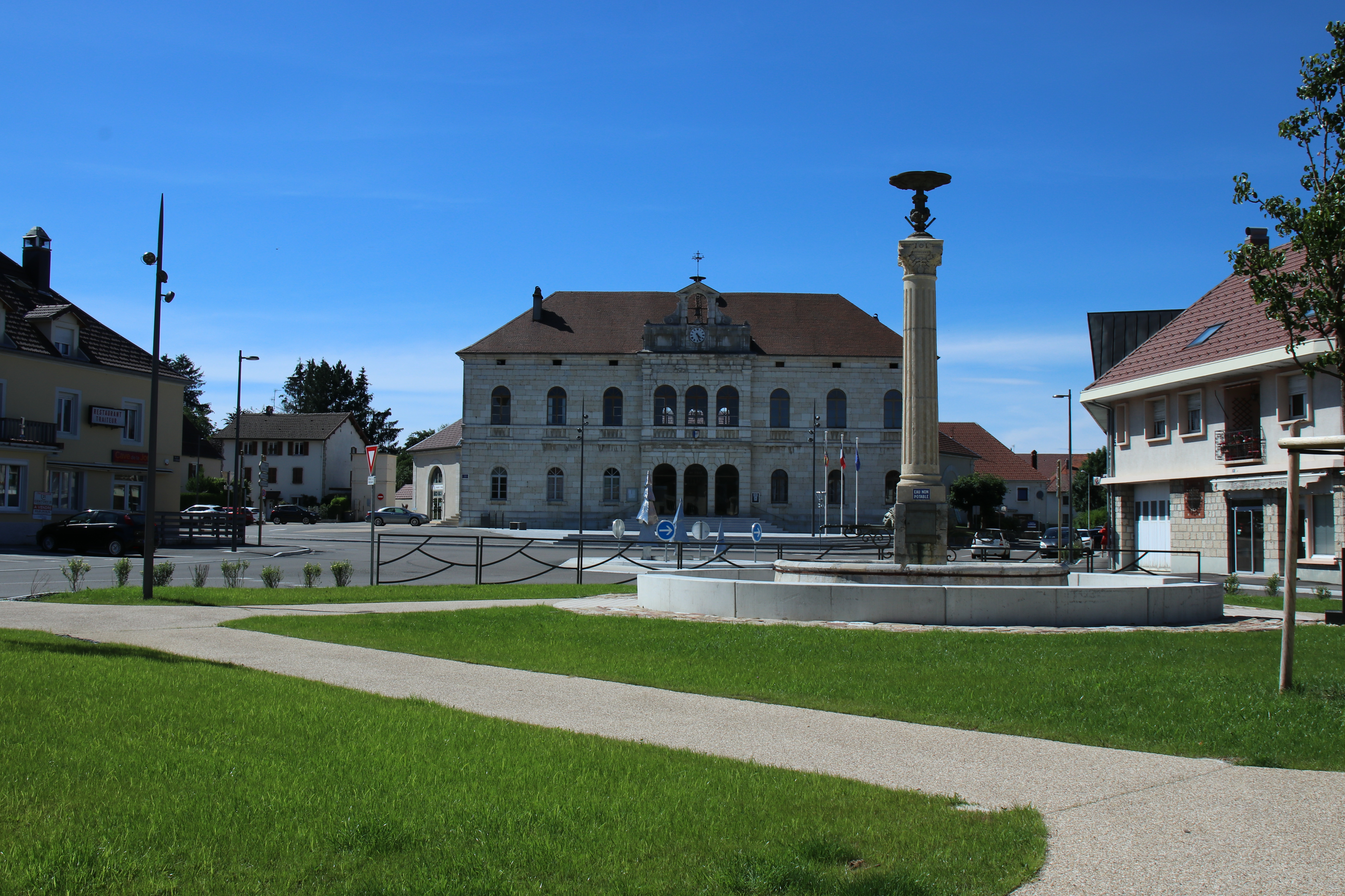 Sapins fontaine mairie.jpg