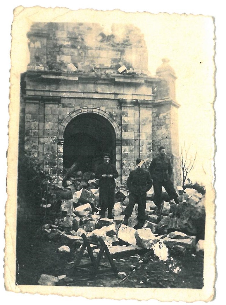 1945-ruine-clocher-nostang-1.jpg