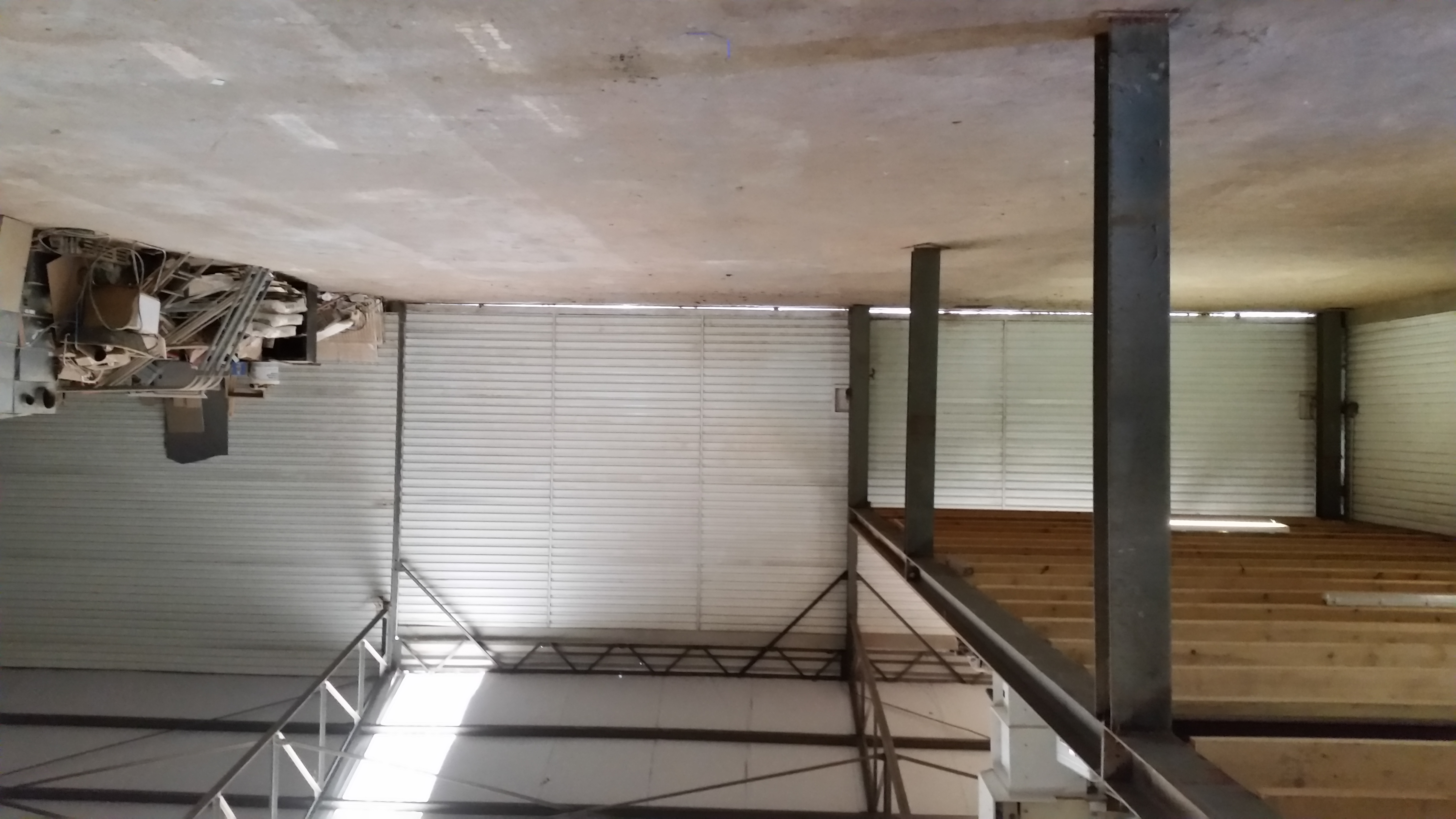 Vue sur les 200m² à louer. _Partie encombrée, vidée_.jpg