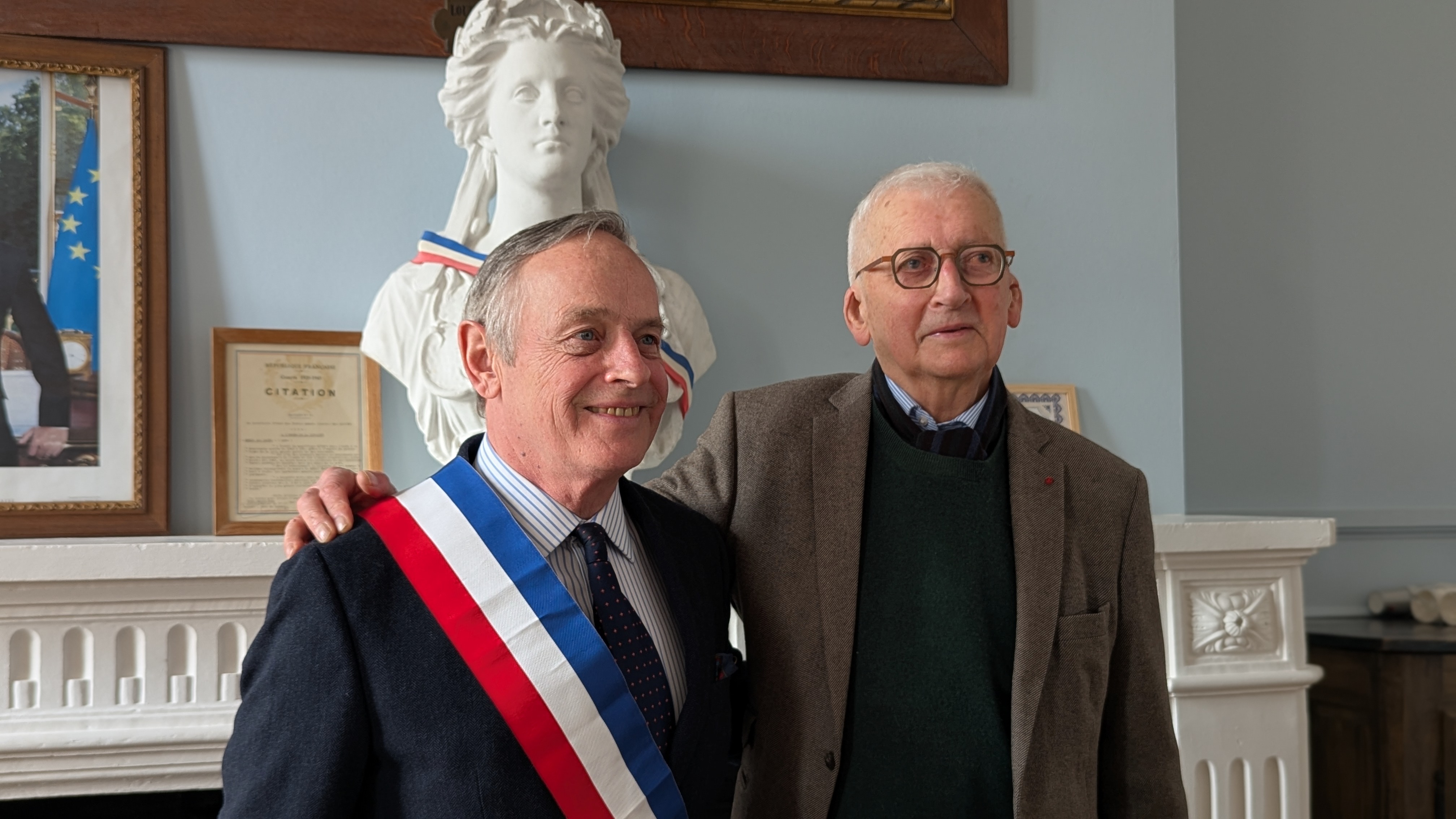 Le nouveau et l_ancien maire.jpg