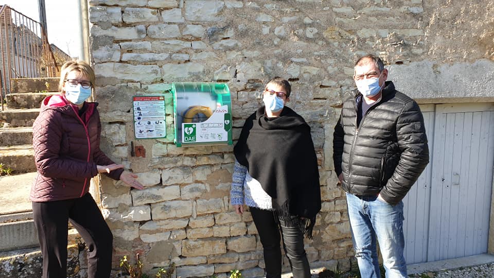 les Arcadies au Beugnon pose du défibrilateur.jpg