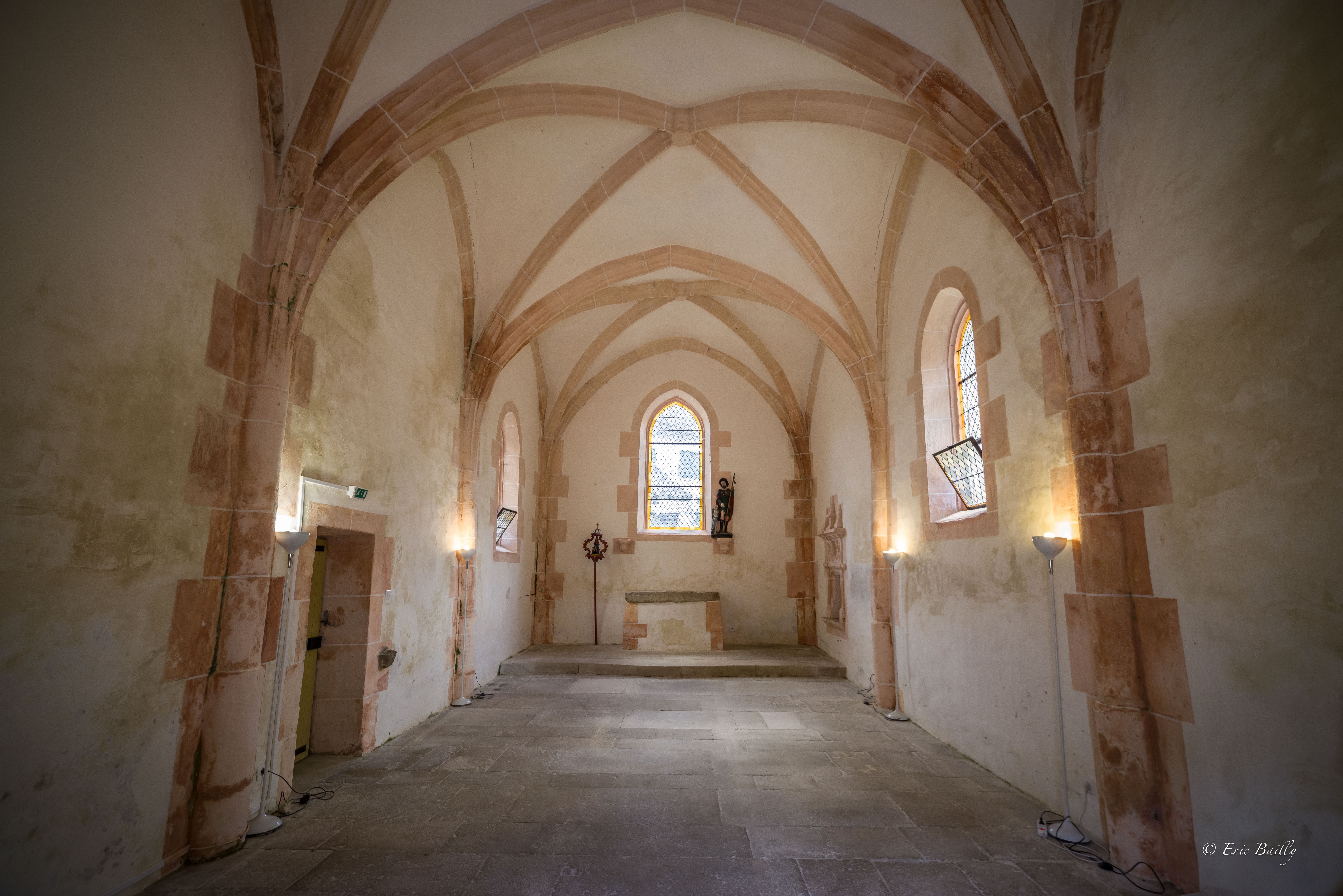 interieur chapelle du beugnon.jpg