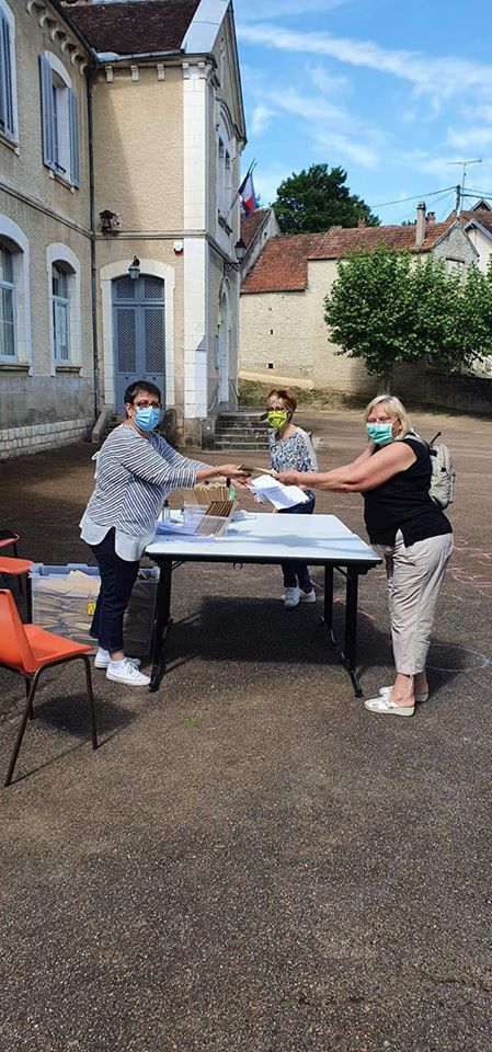 distribution casques 8 mai 2020.jpg