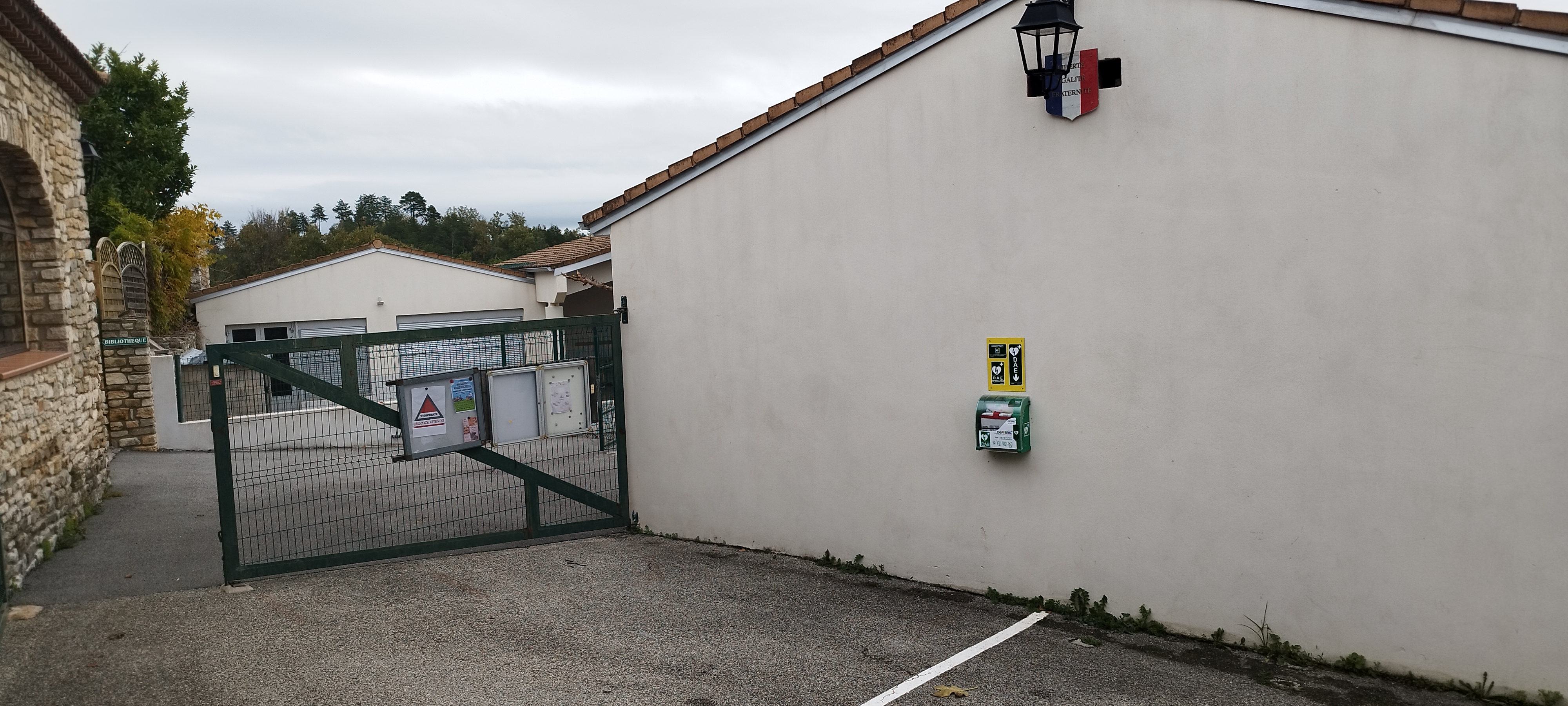 Défibrilateur emplacement.jpg