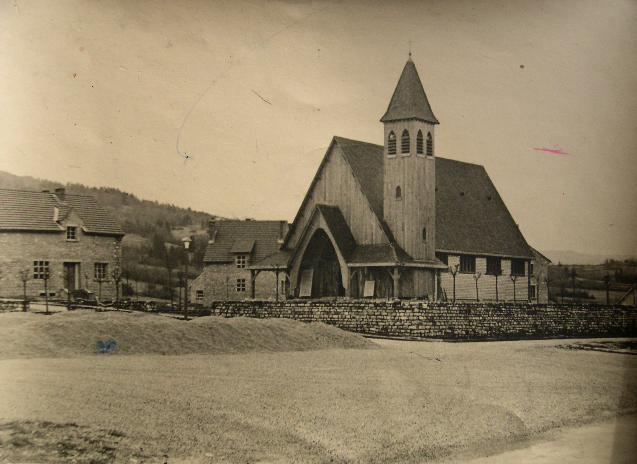 La nouvelle église est en place en octobre 1951.JPG