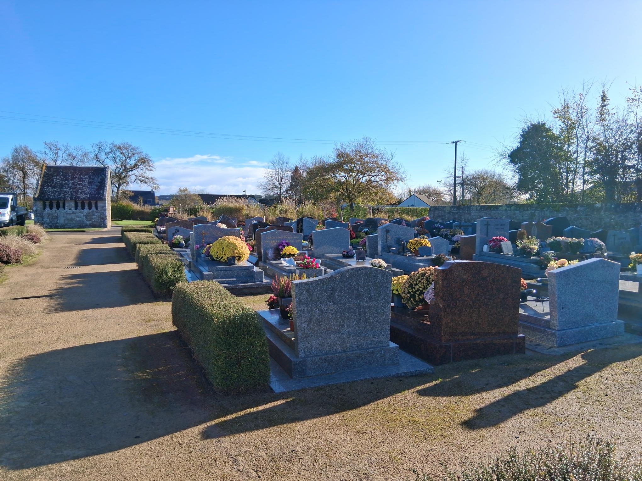Tombes du cimetières de Ploemel sous un ciel bleu