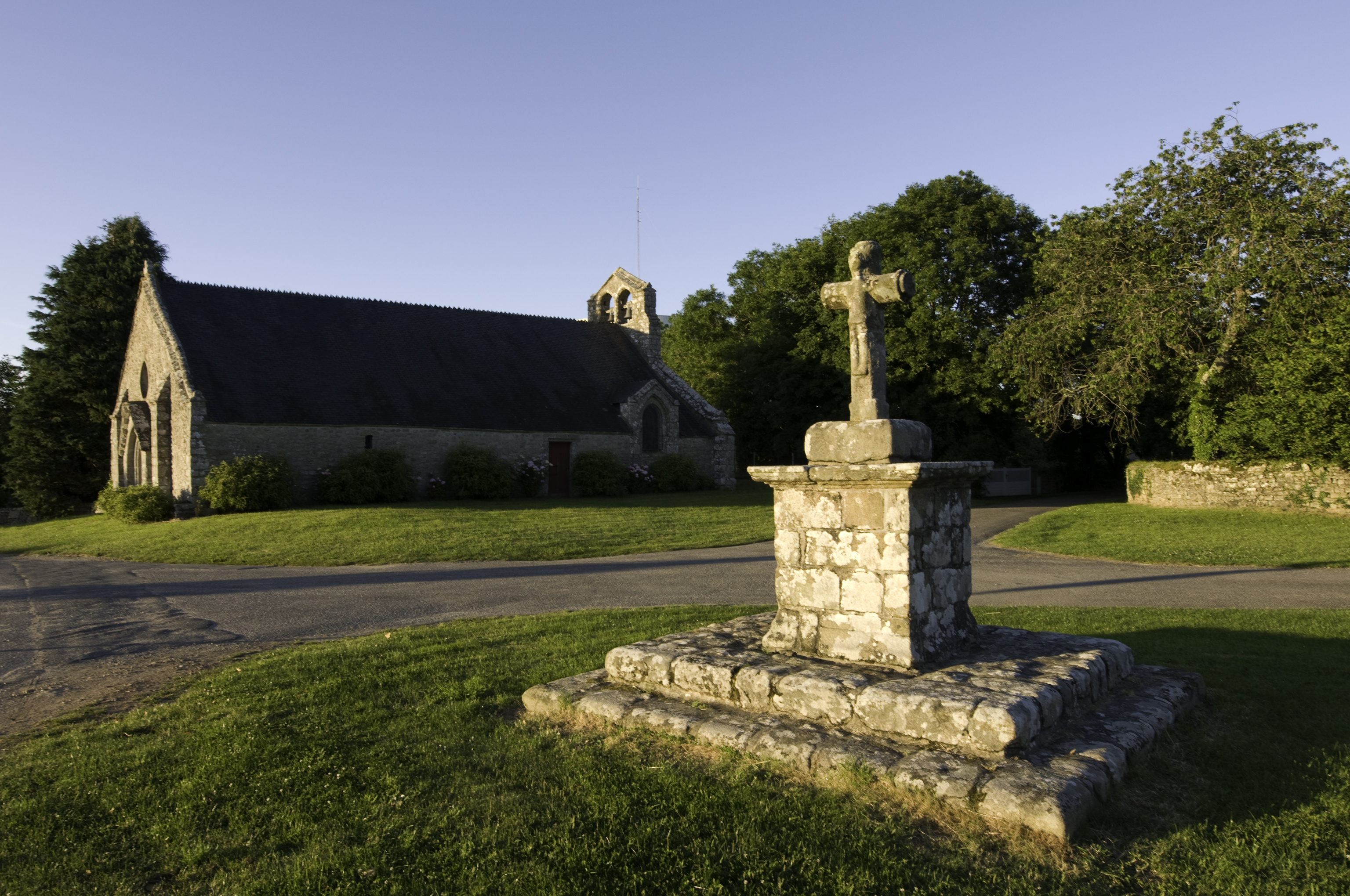 Chapelle Notre-Dame de Pitié Ploëmel.jpg
