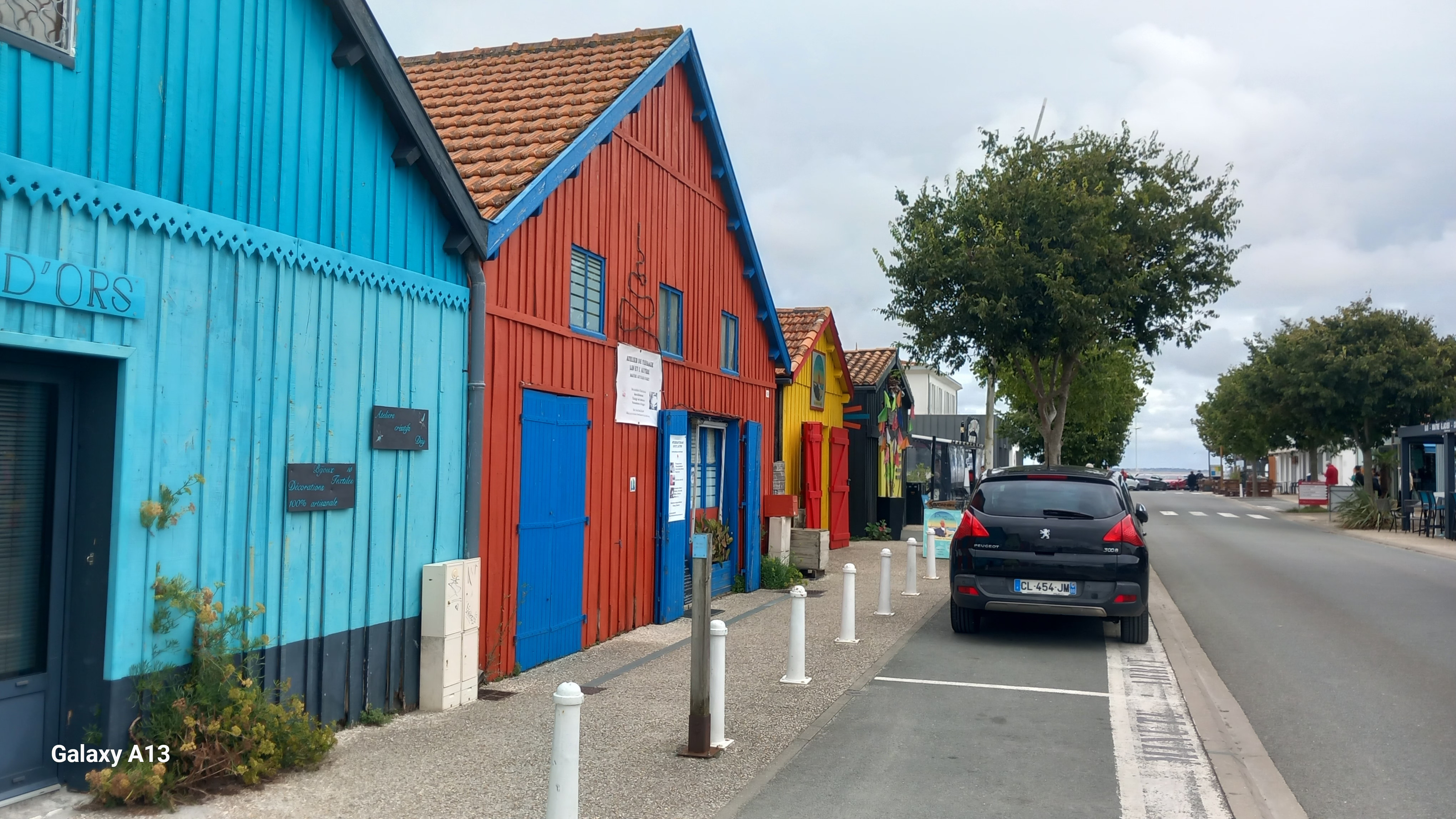 Séjour Oléron séniors hangars colorés.jpg