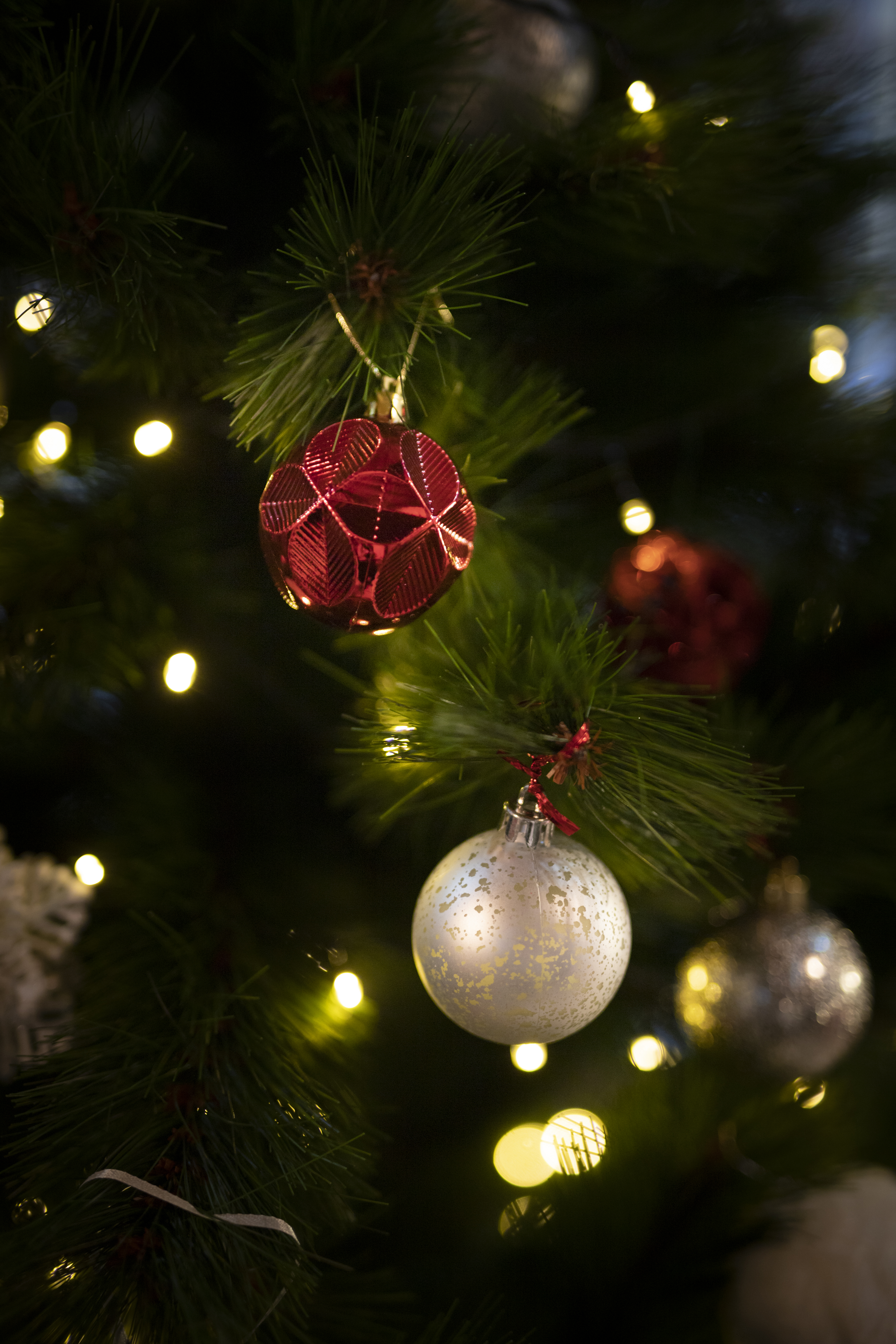 gros-plan-noel-arbre-a-balles.jpg