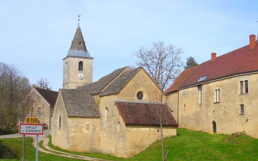 eglise avec panneau entrée village.jpg