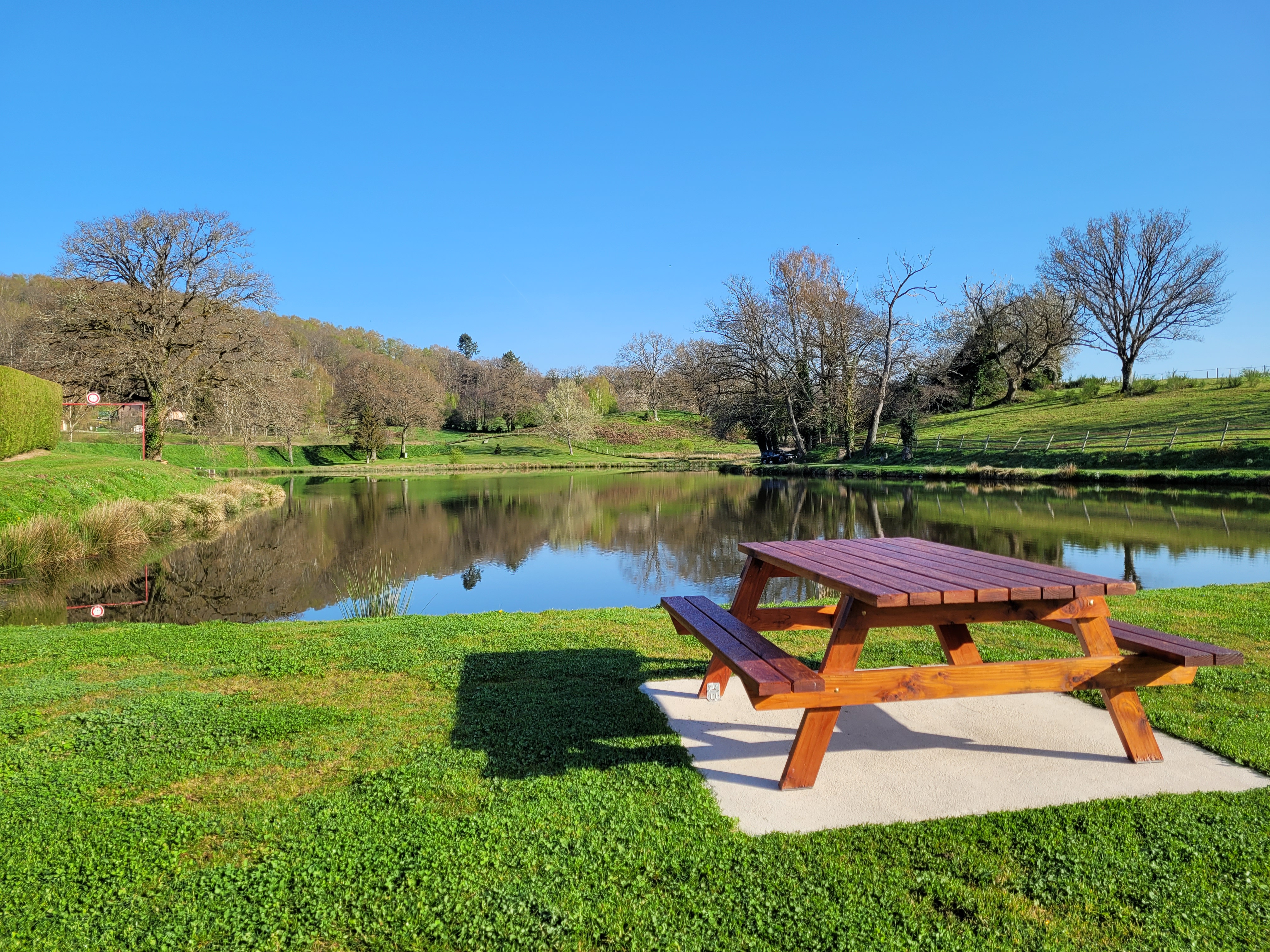 Saint Amand Magnazeix étang et table