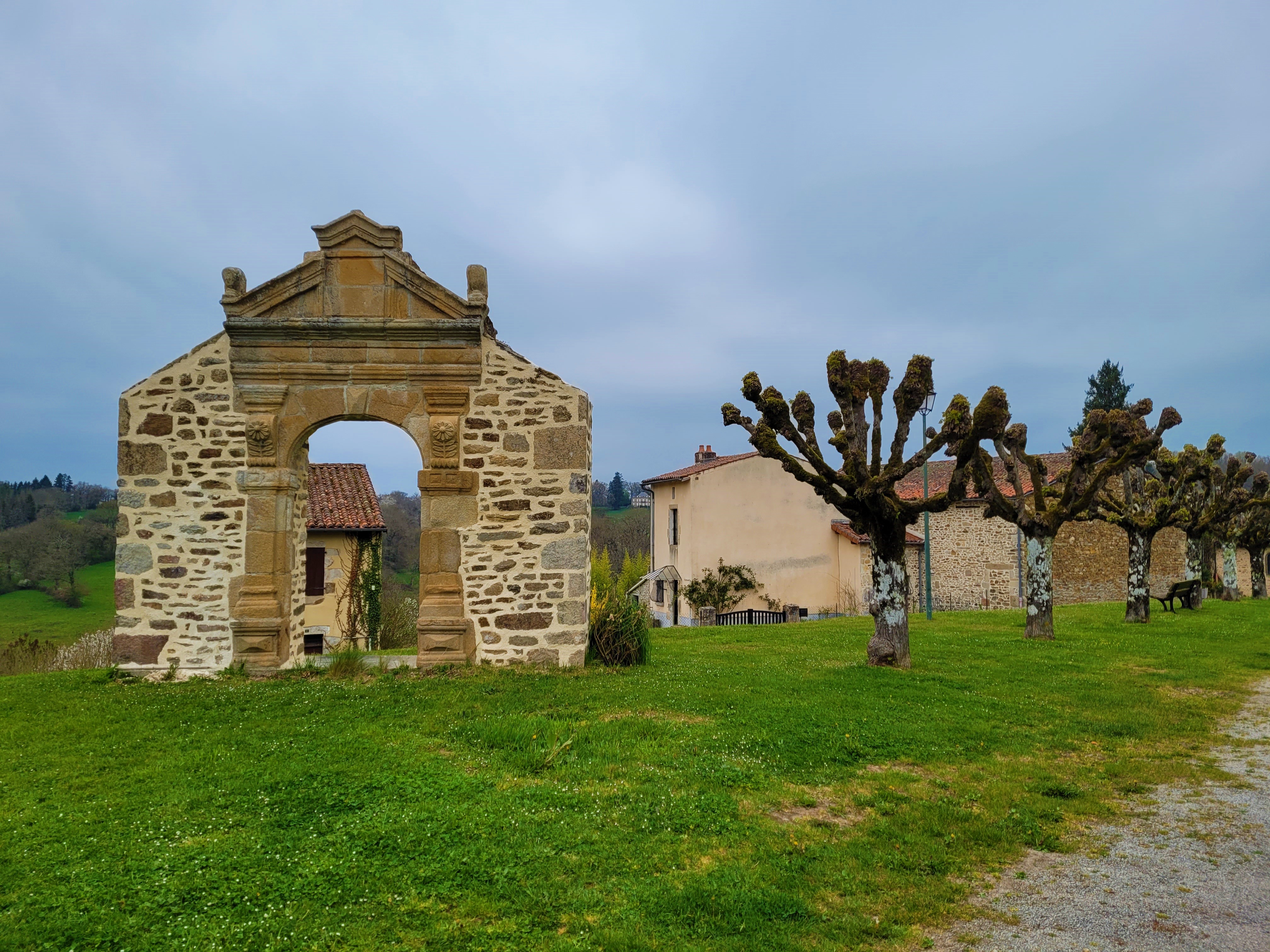 Rancon porte en pierre