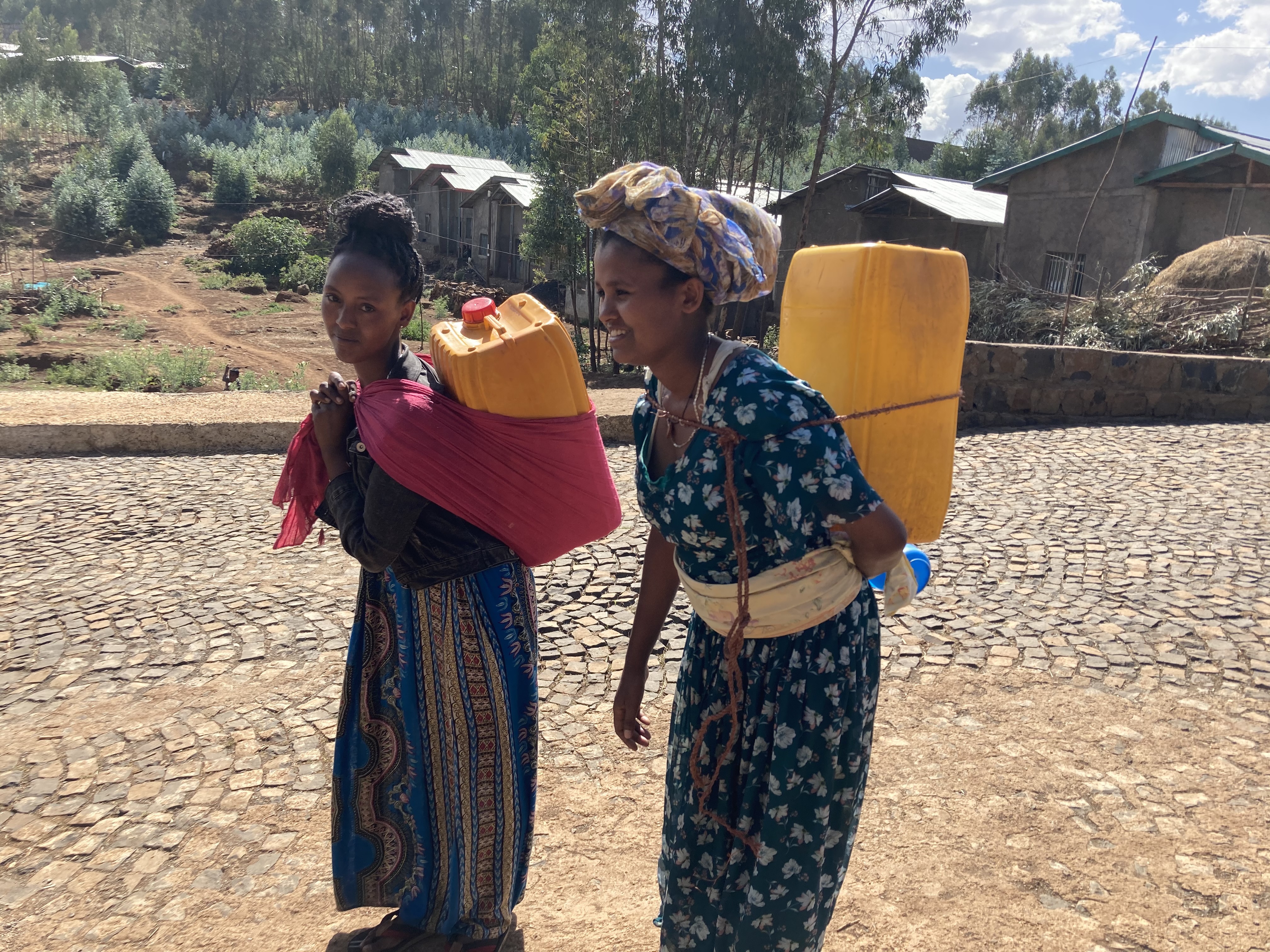 Jerrycans portées par les femmes à Hiruy.jpg