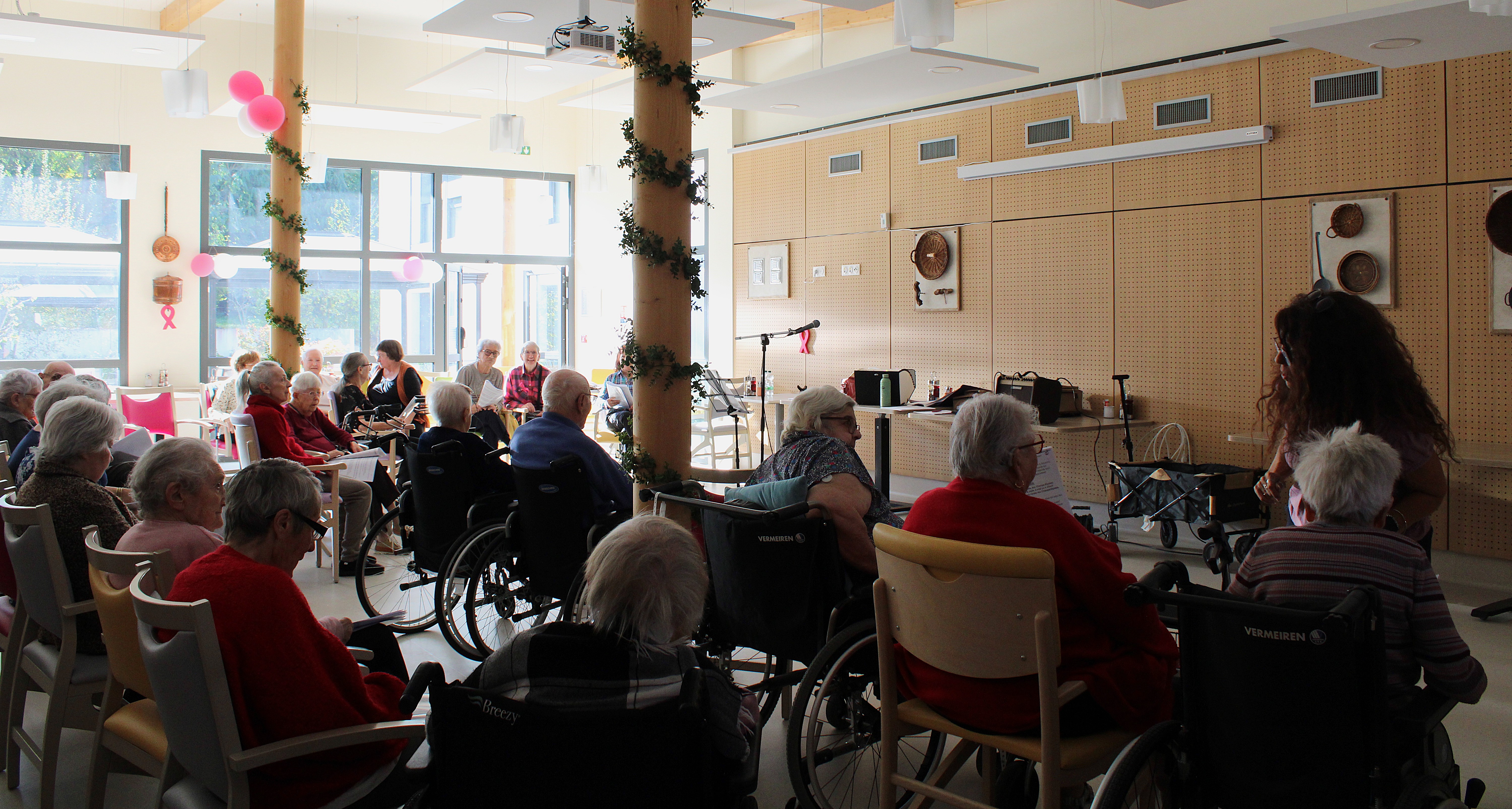 Ehpad - Charmilles octobre rose - Musicothérapie 16-10 _53_.JPG