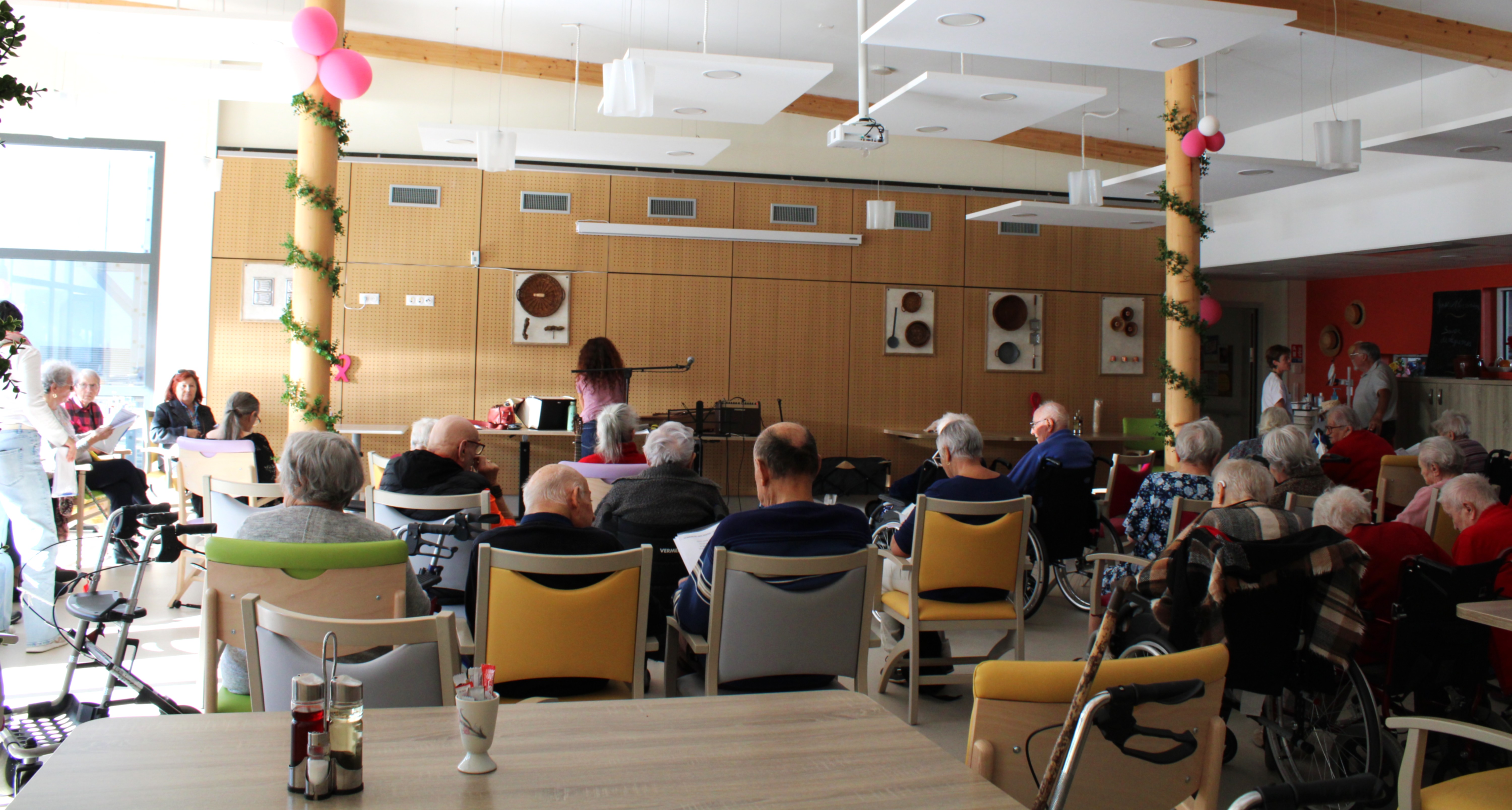 Ehpad - Charmilles octobre rose - Musicothérapie 16-10 _50_.JPG