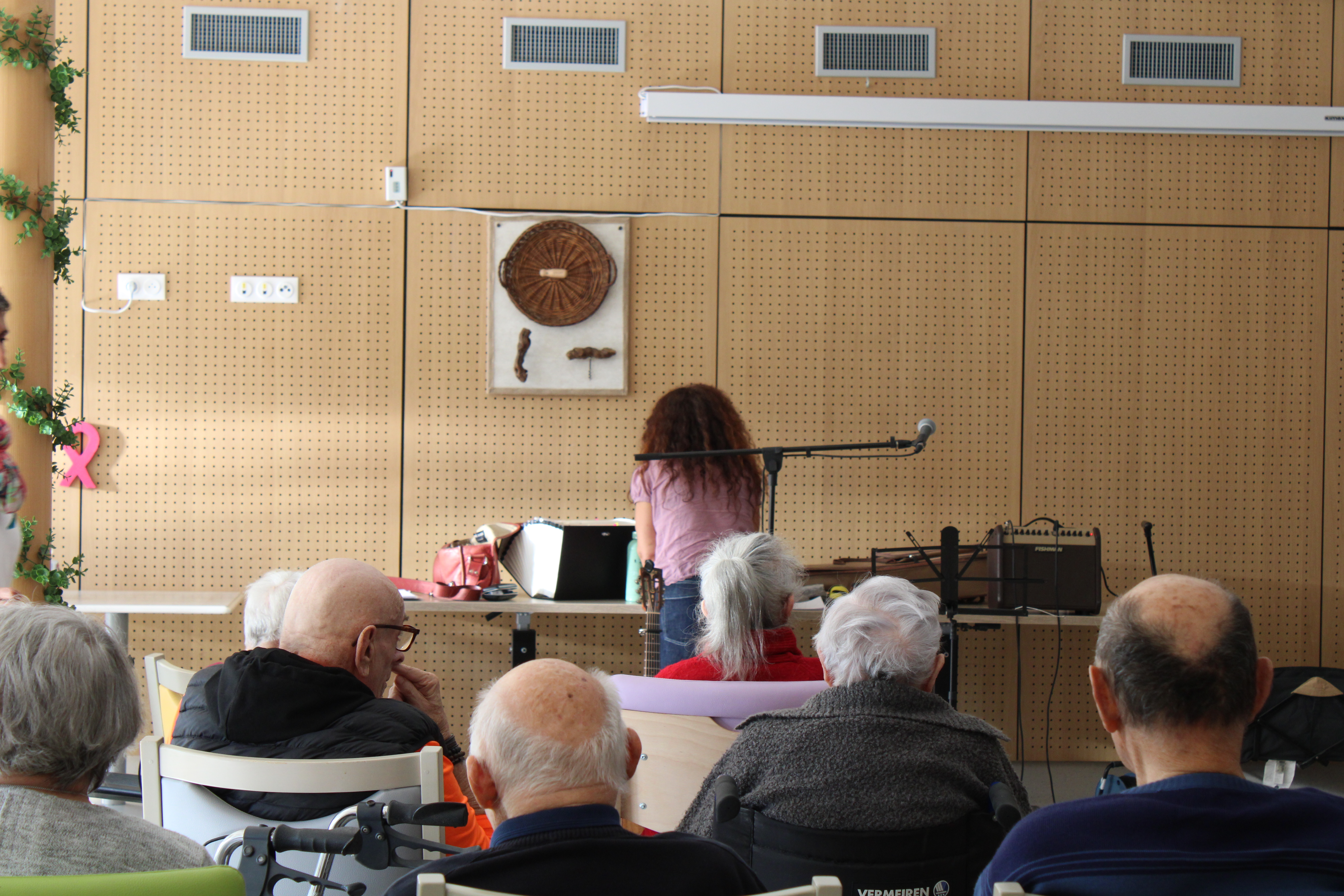 Ehpad - Charmilles octobre rose - Musicothérapie 16-10 _51_.JPG