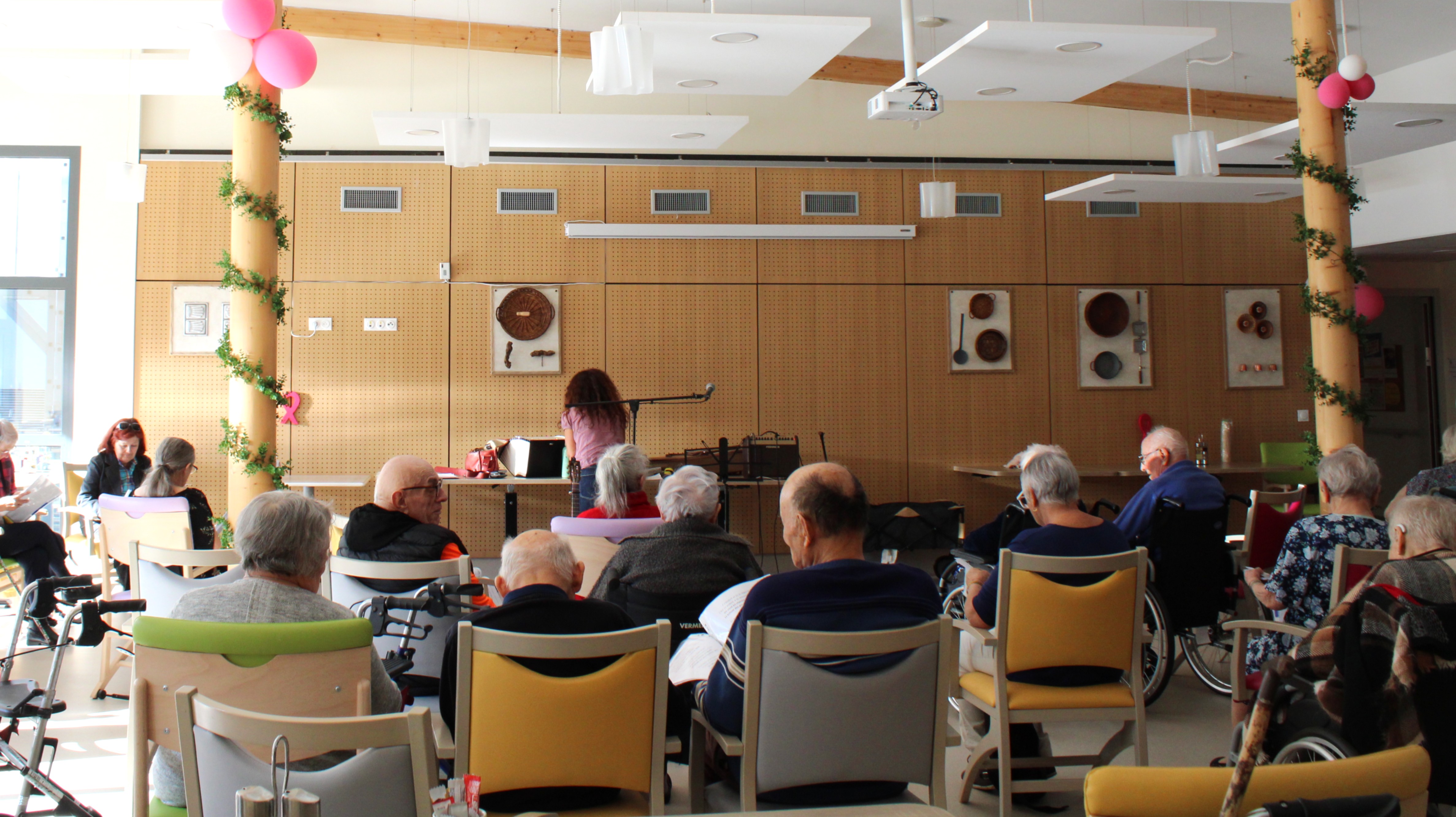 Ehpad - Charmilles octobre rose - Musicothérapie 16-10 _48_.JPG