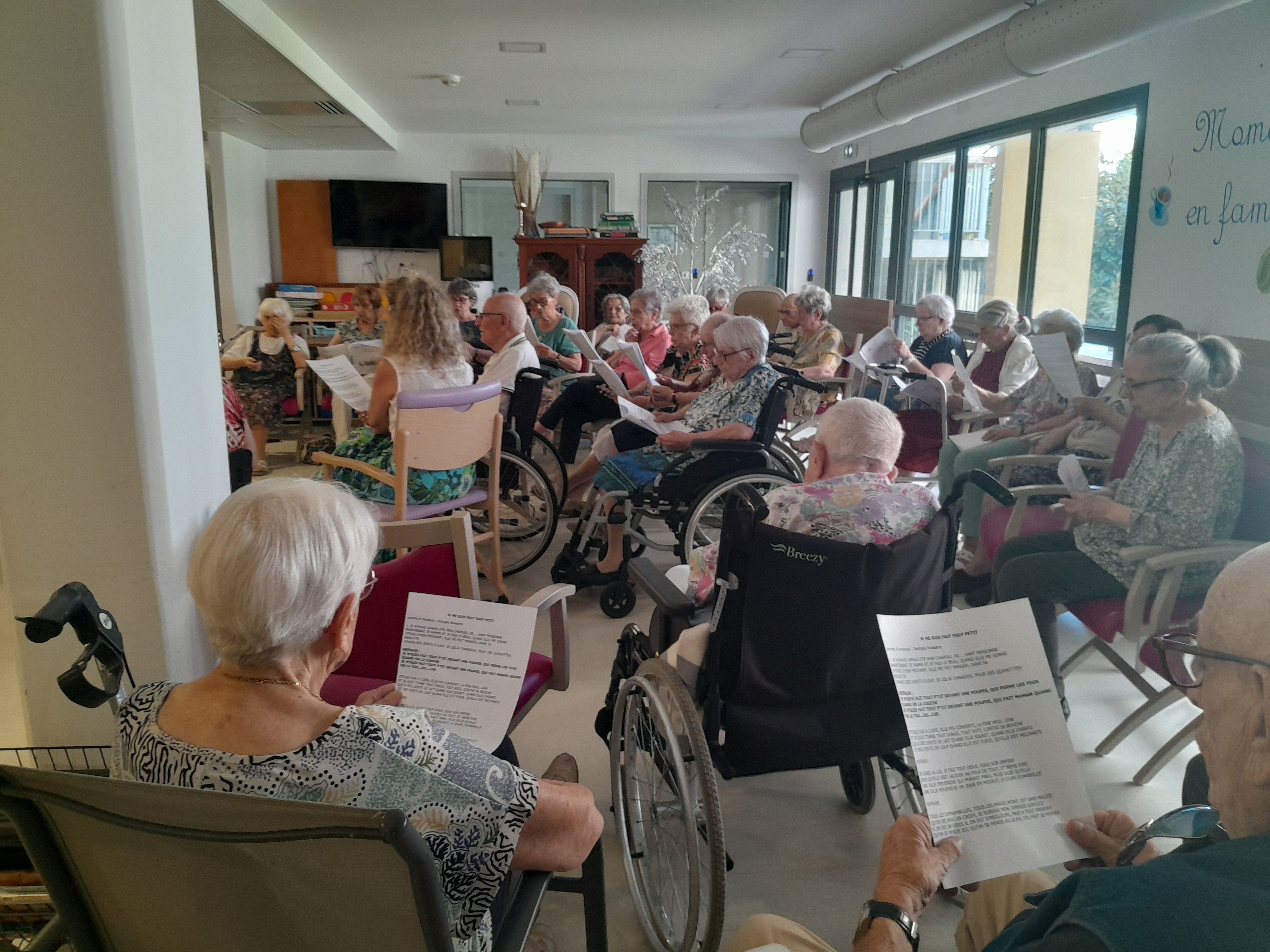 atelier-chanson-ehpad-charmilles _1_.jpg