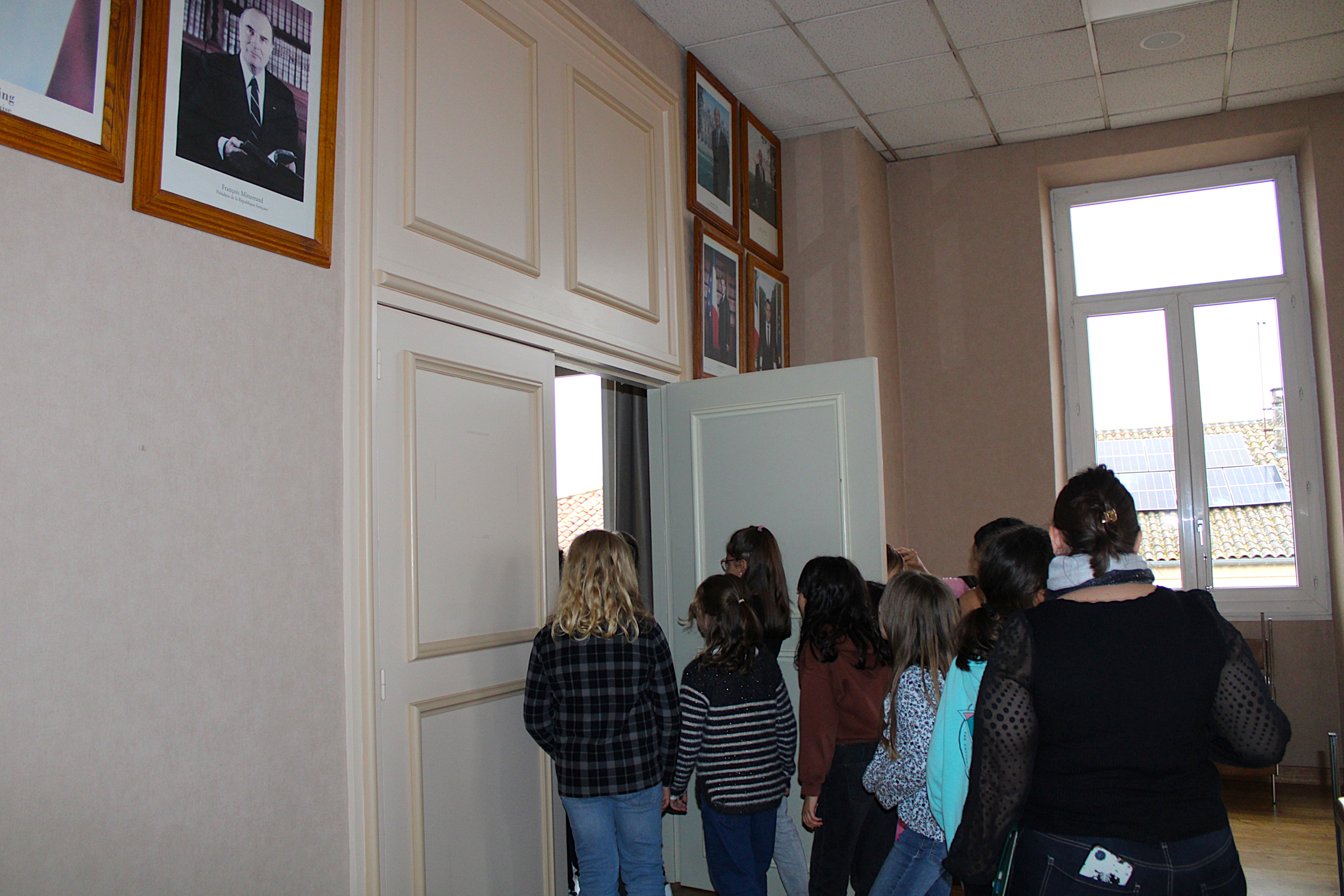 06-11 Visite Mairie classe CE2 - CM1 _6_.JPG