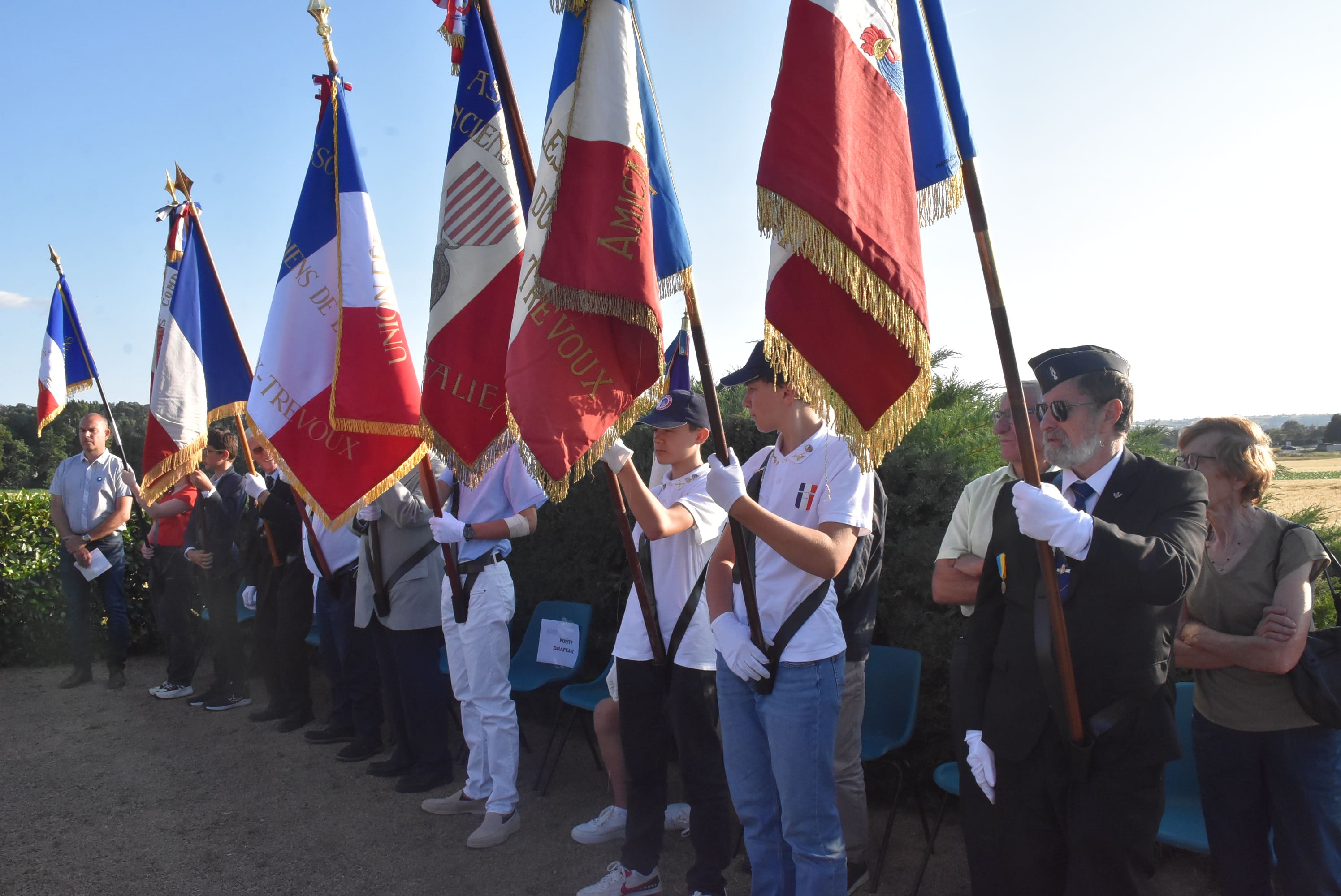 19. Porte drapeaux