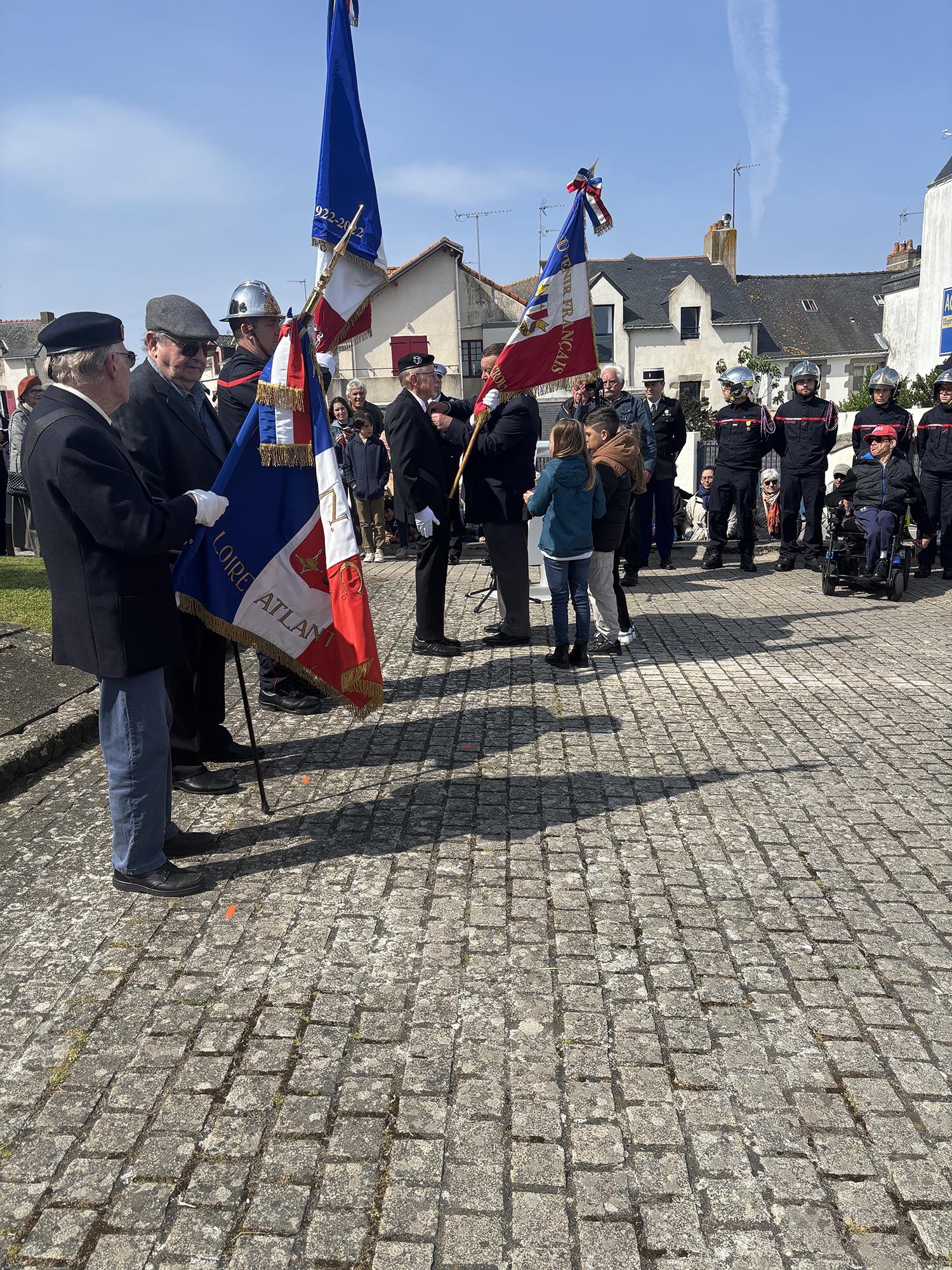 medaille recoit diplome honner et insigne porte drapeau Marcel Guérin SF par le pr.jpg