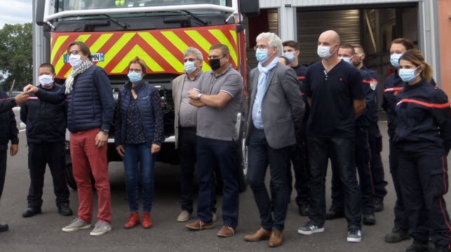 remise-officielle-des-cles-du-camion-citerne-feux-de-foret-au-chef-de-centre-du-cis-de-grane-1601830430.jpg