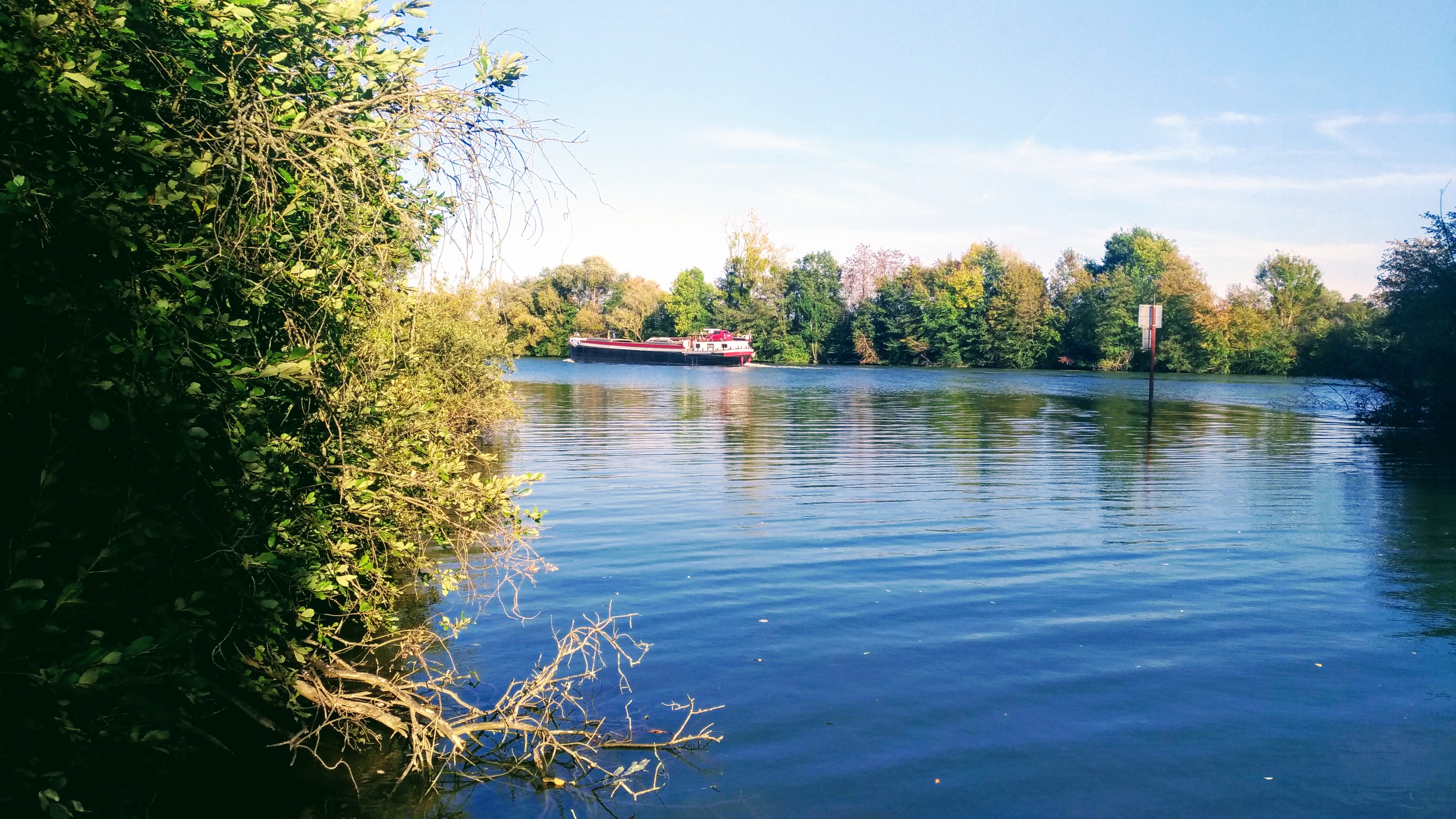 Bord de l_Oise avec péniche.jpg