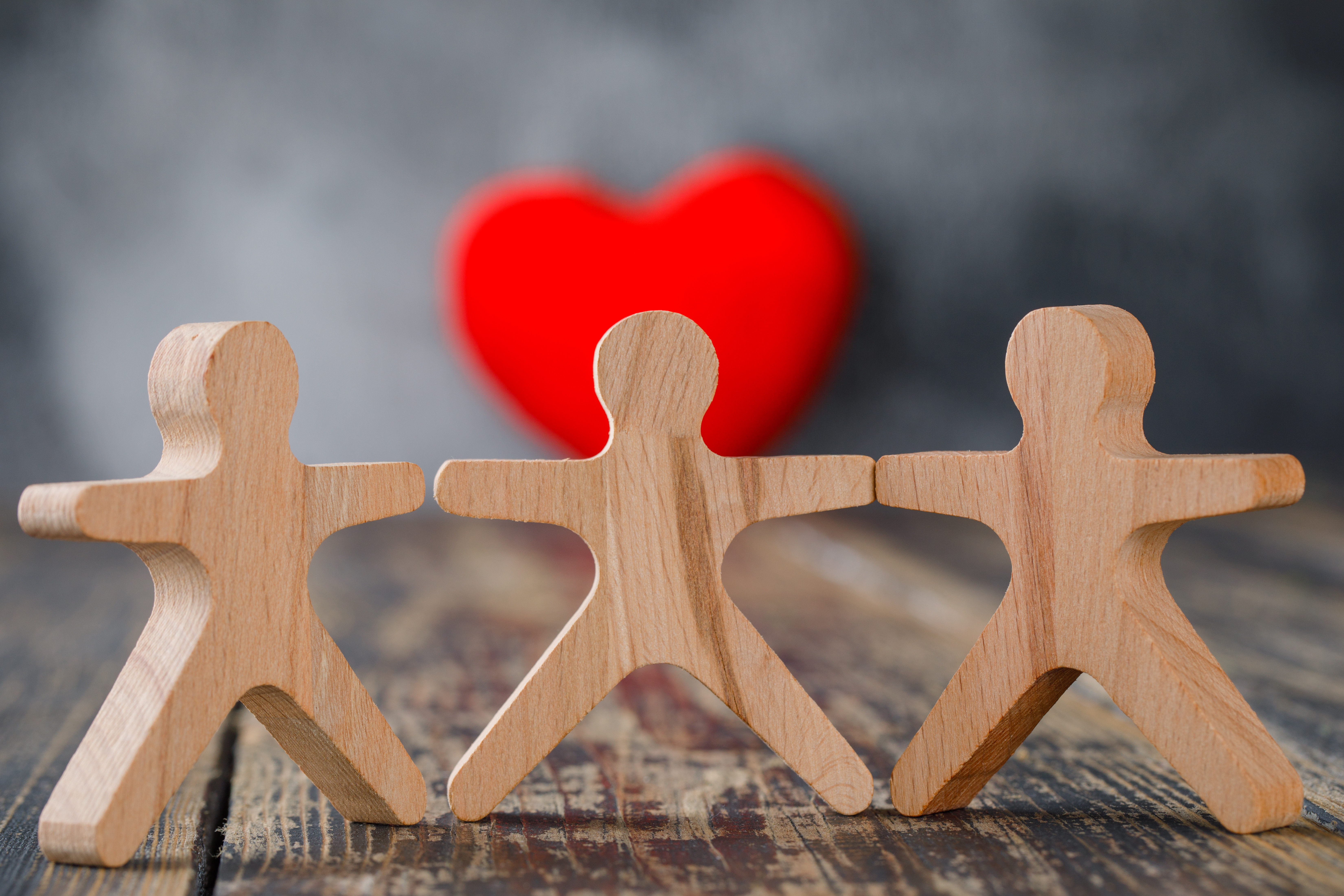 concept-d-entreprise-et-d-assurance-avec-des-figures-en-bois-de-personnes-gros-plan-coeur-rouge.jpg