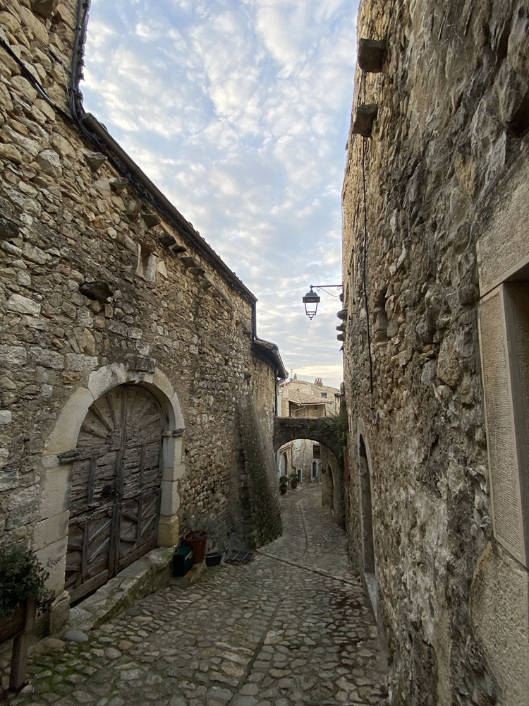 Grand rue et porte ancienne